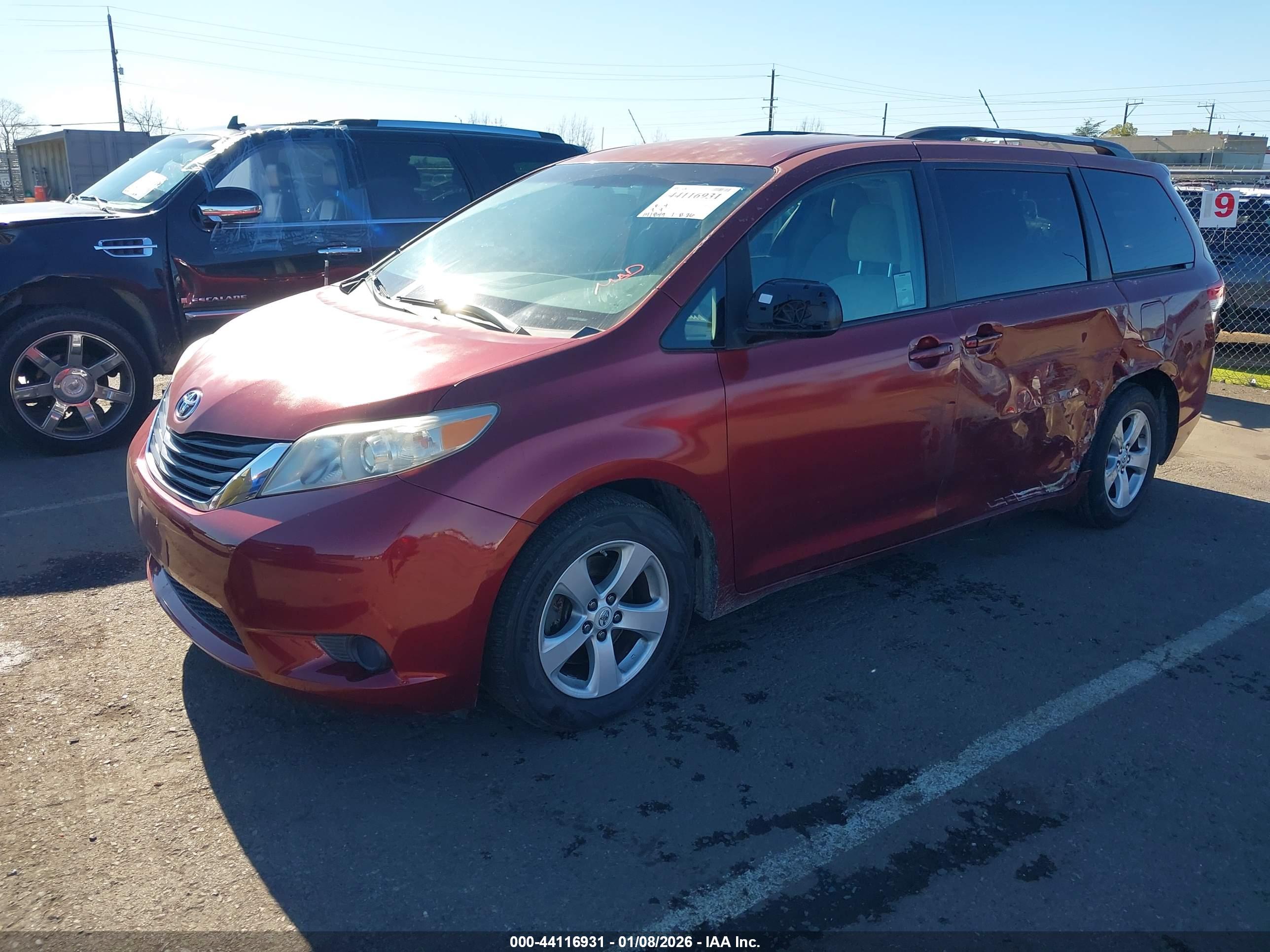 TOYOTA SIENNA image 2