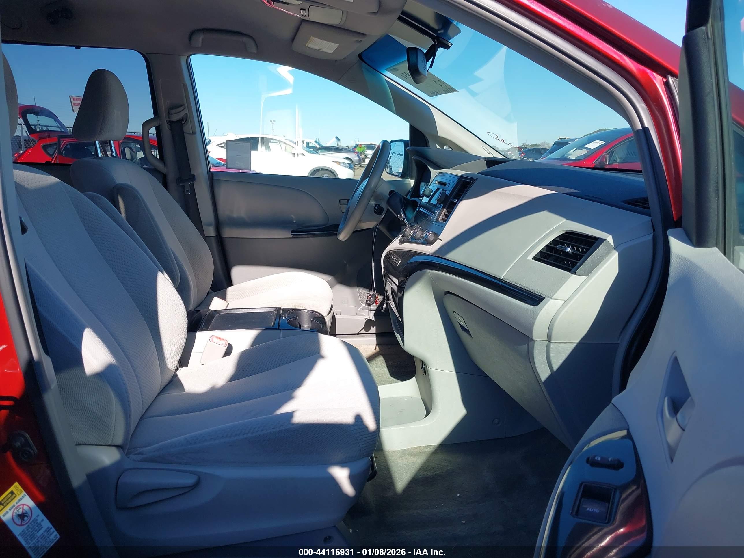 TOYOTA SIENNA image 5