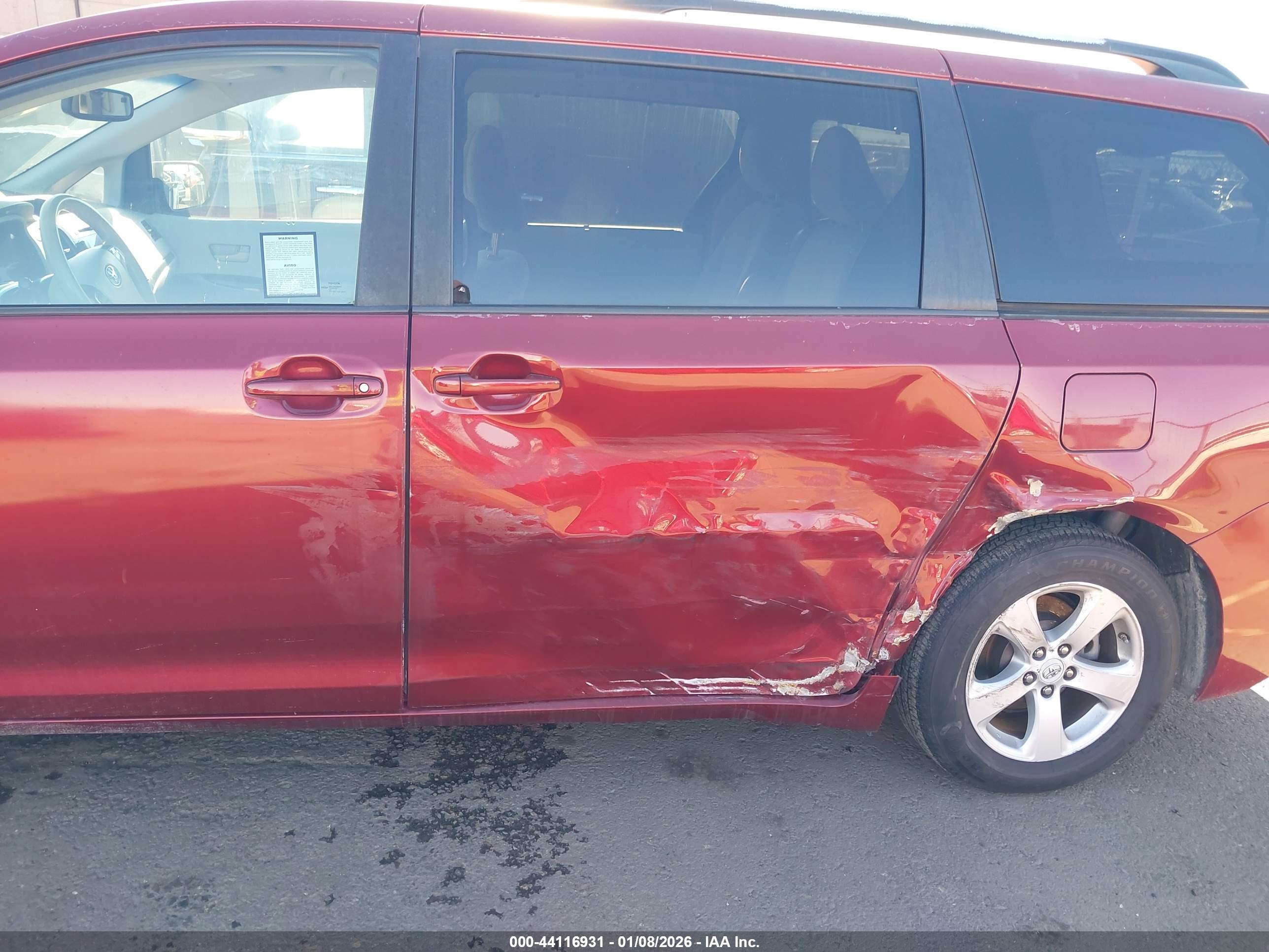 TOYOTA SIENNA image 6