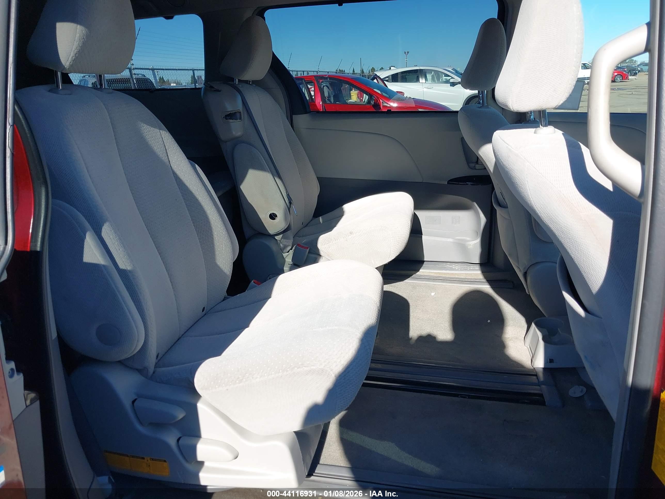TOYOTA SIENNA image 8
