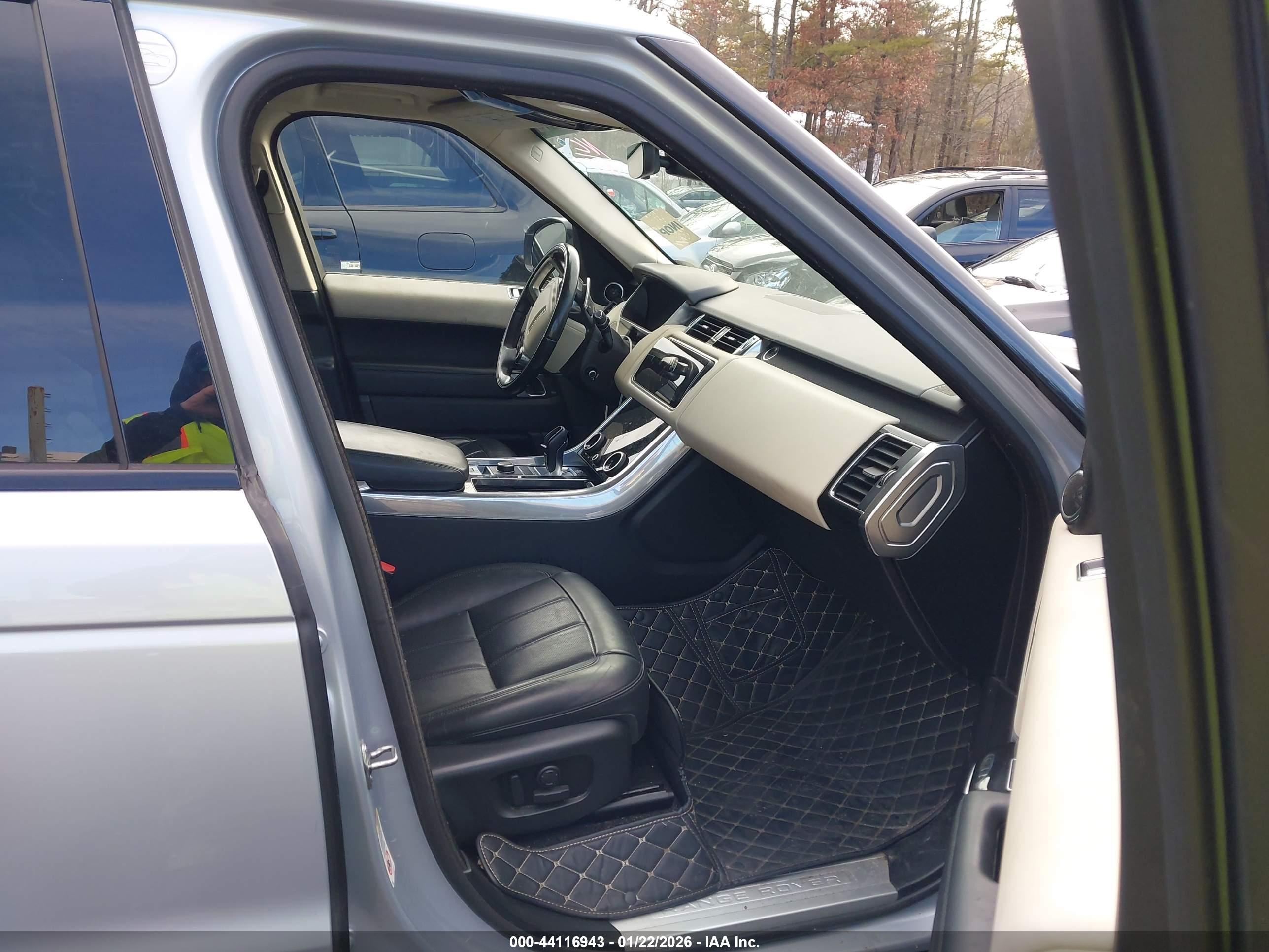 LAND ROVER image 5