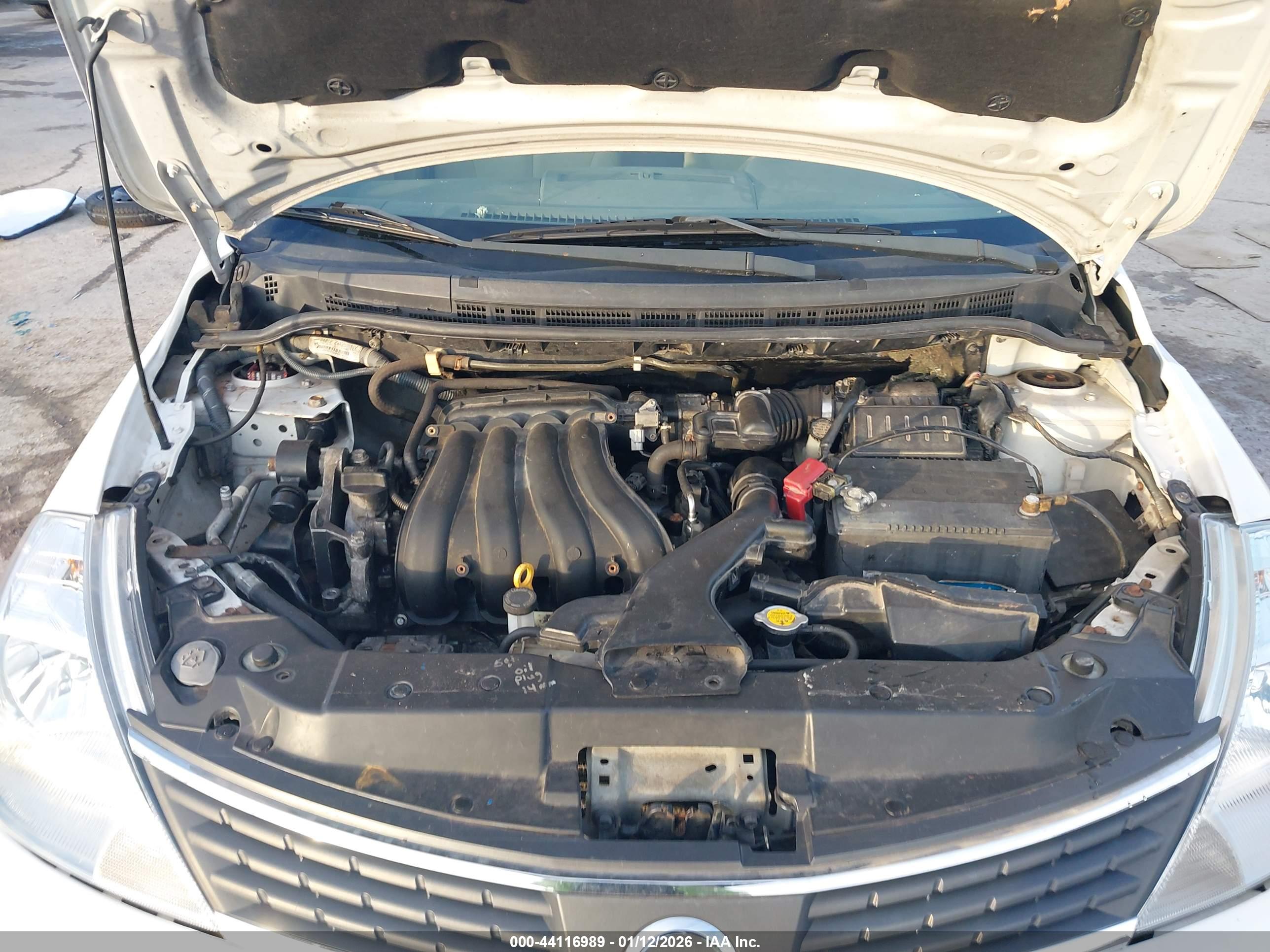 NISSAN VERSA image 10
