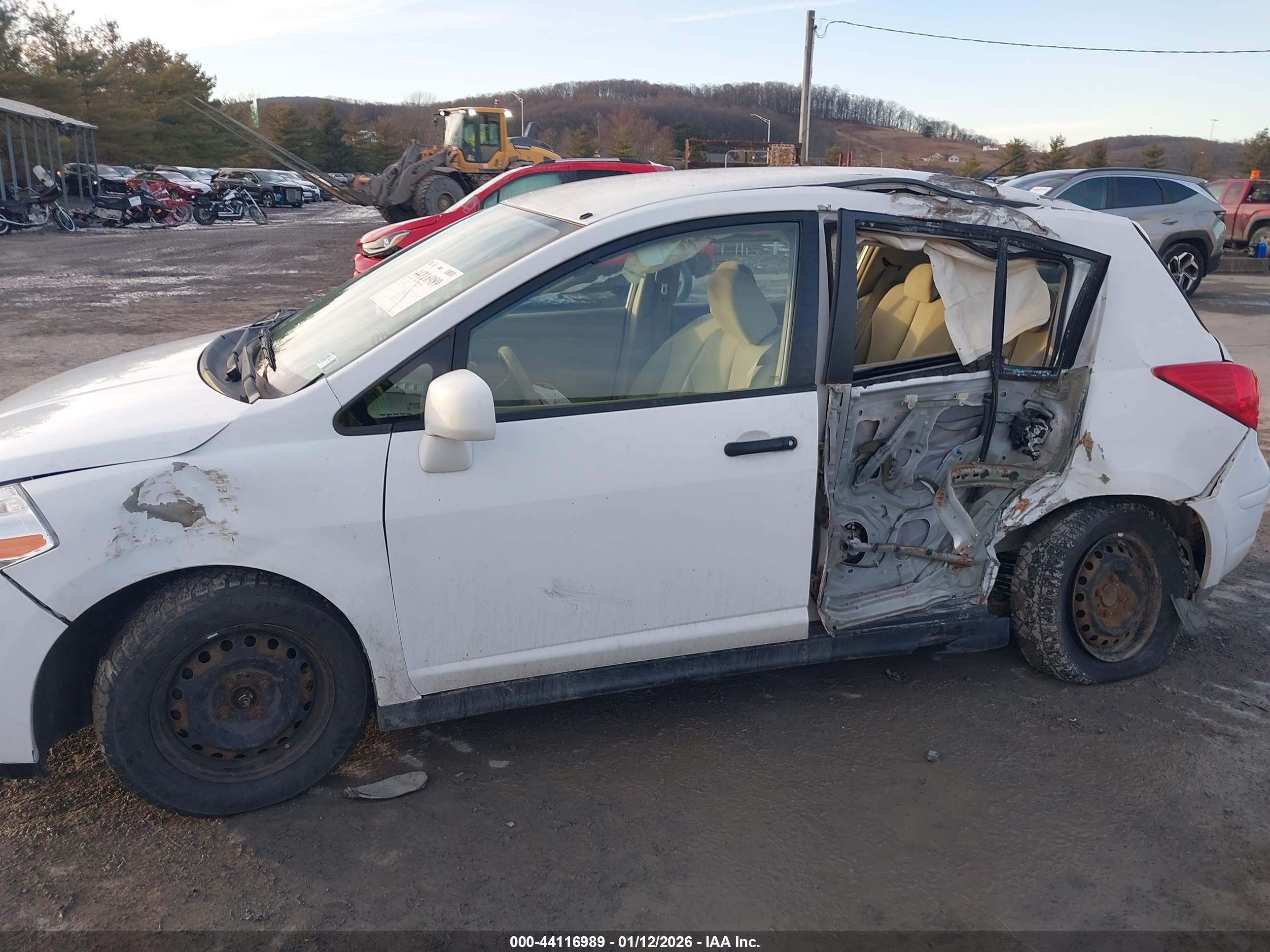NISSAN VERSA image 6