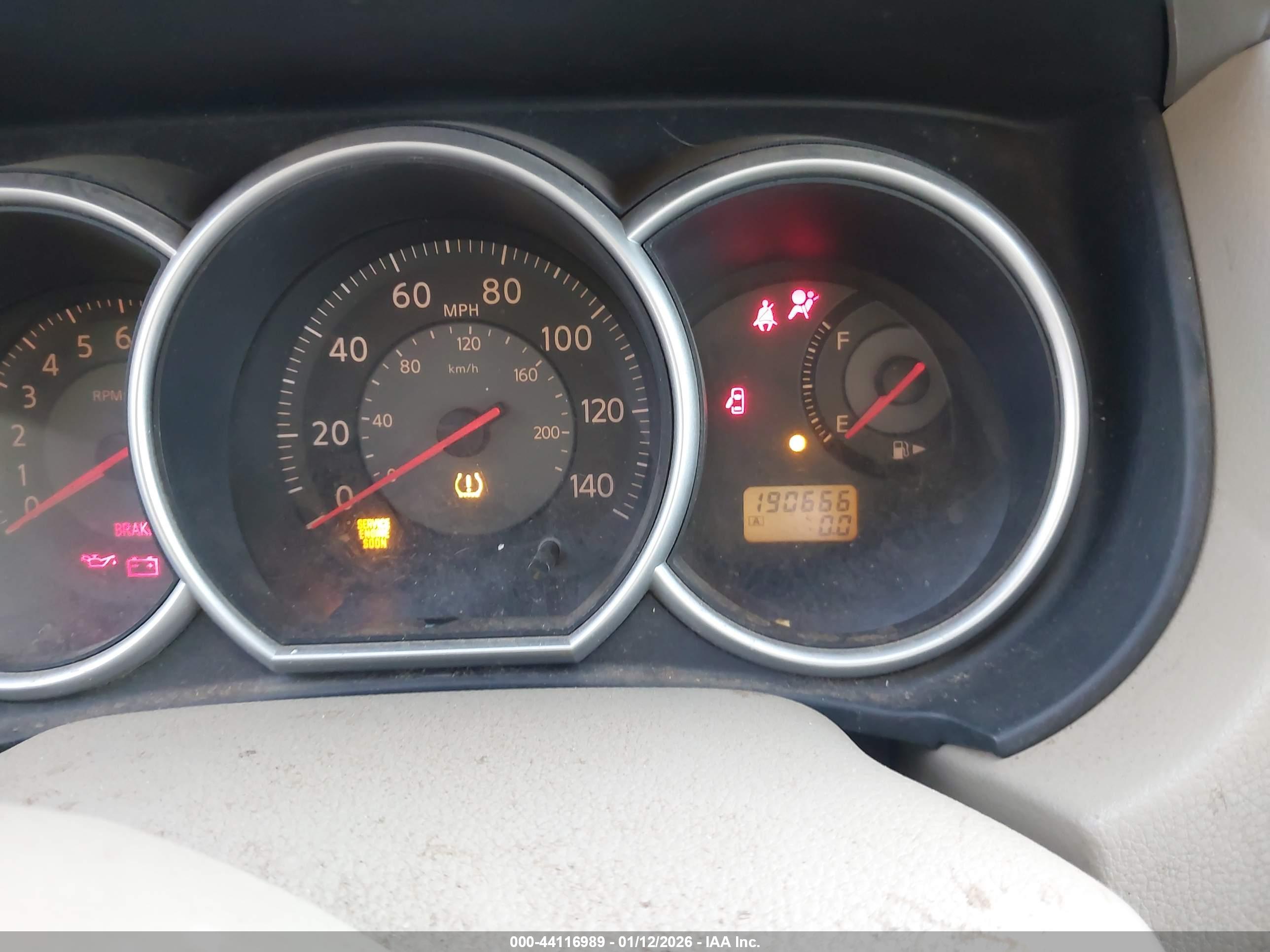 NISSAN VERSA image 7