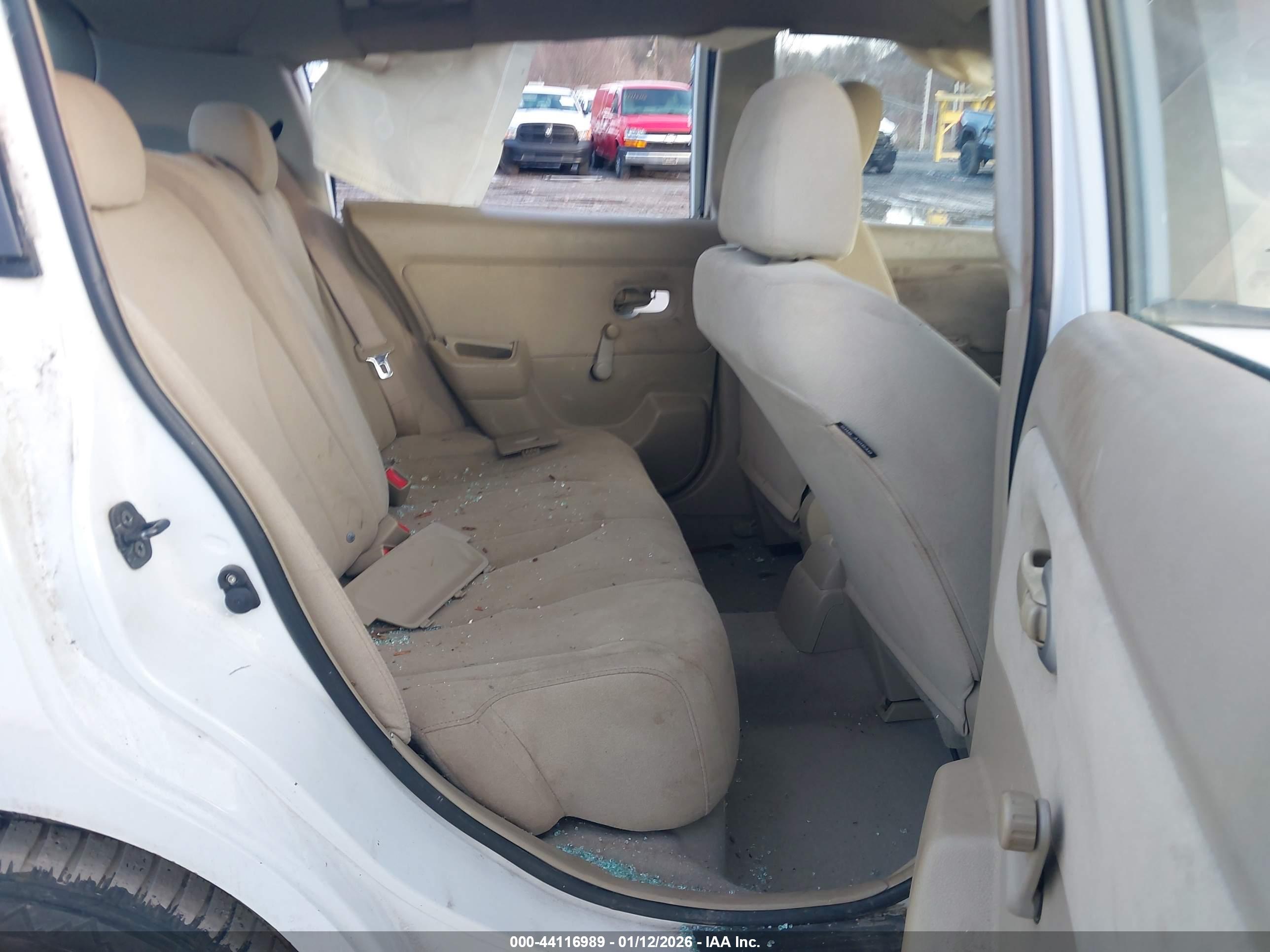 NISSAN VERSA image 8
