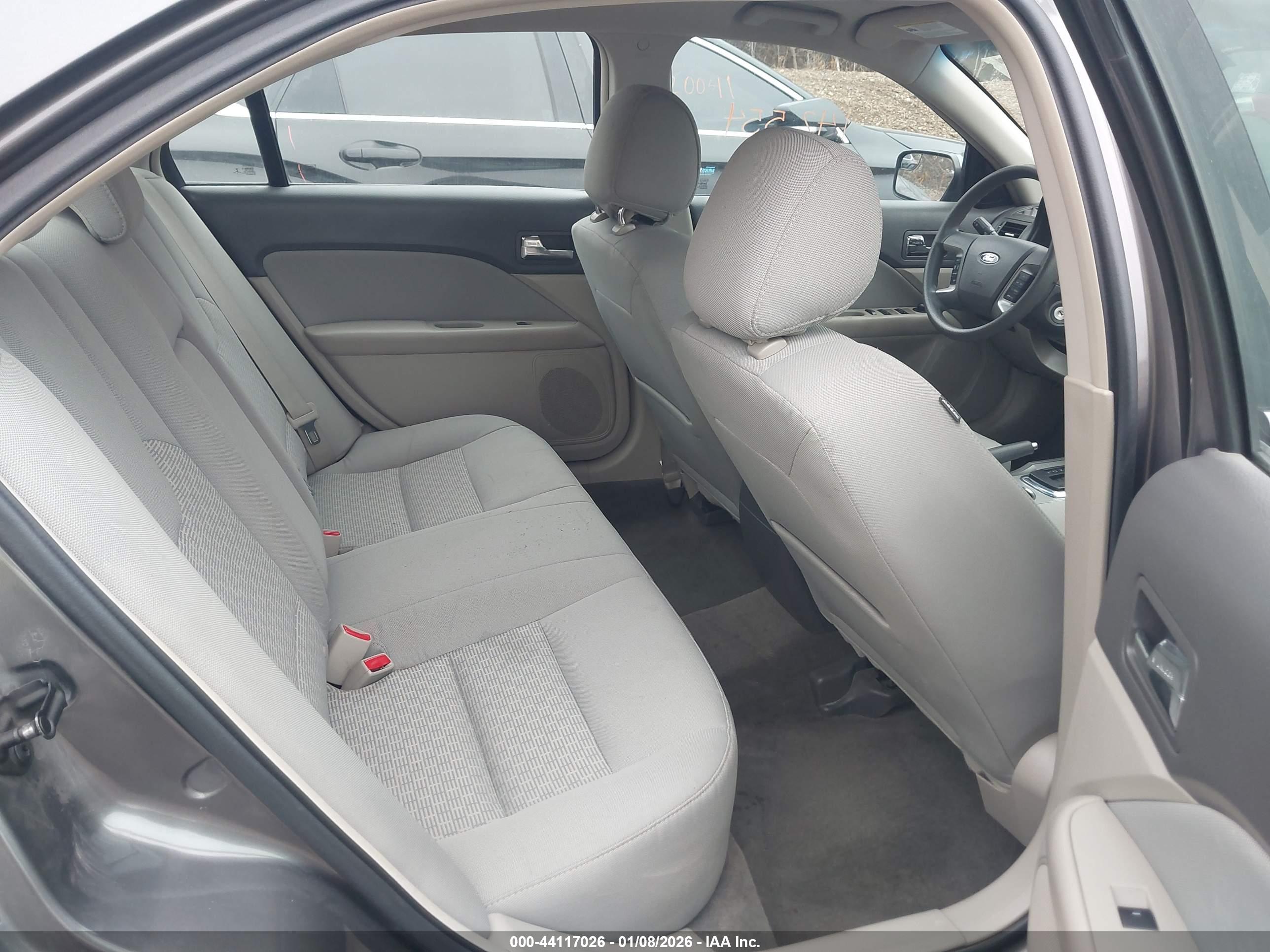 FORD FUSION image 8