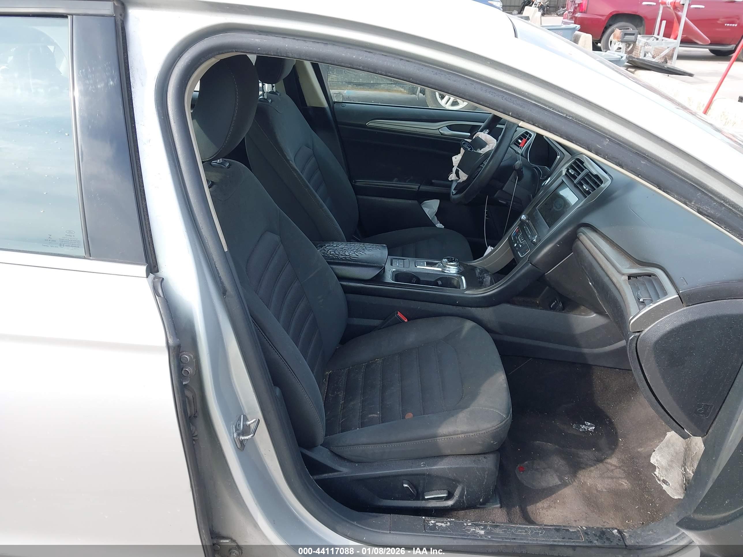FORD FUSION image 5