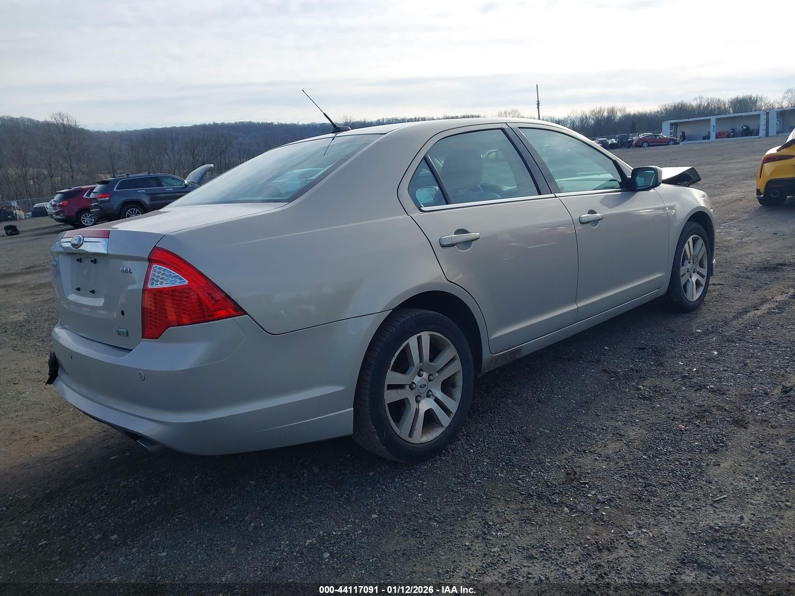 FORD FUSION image 4