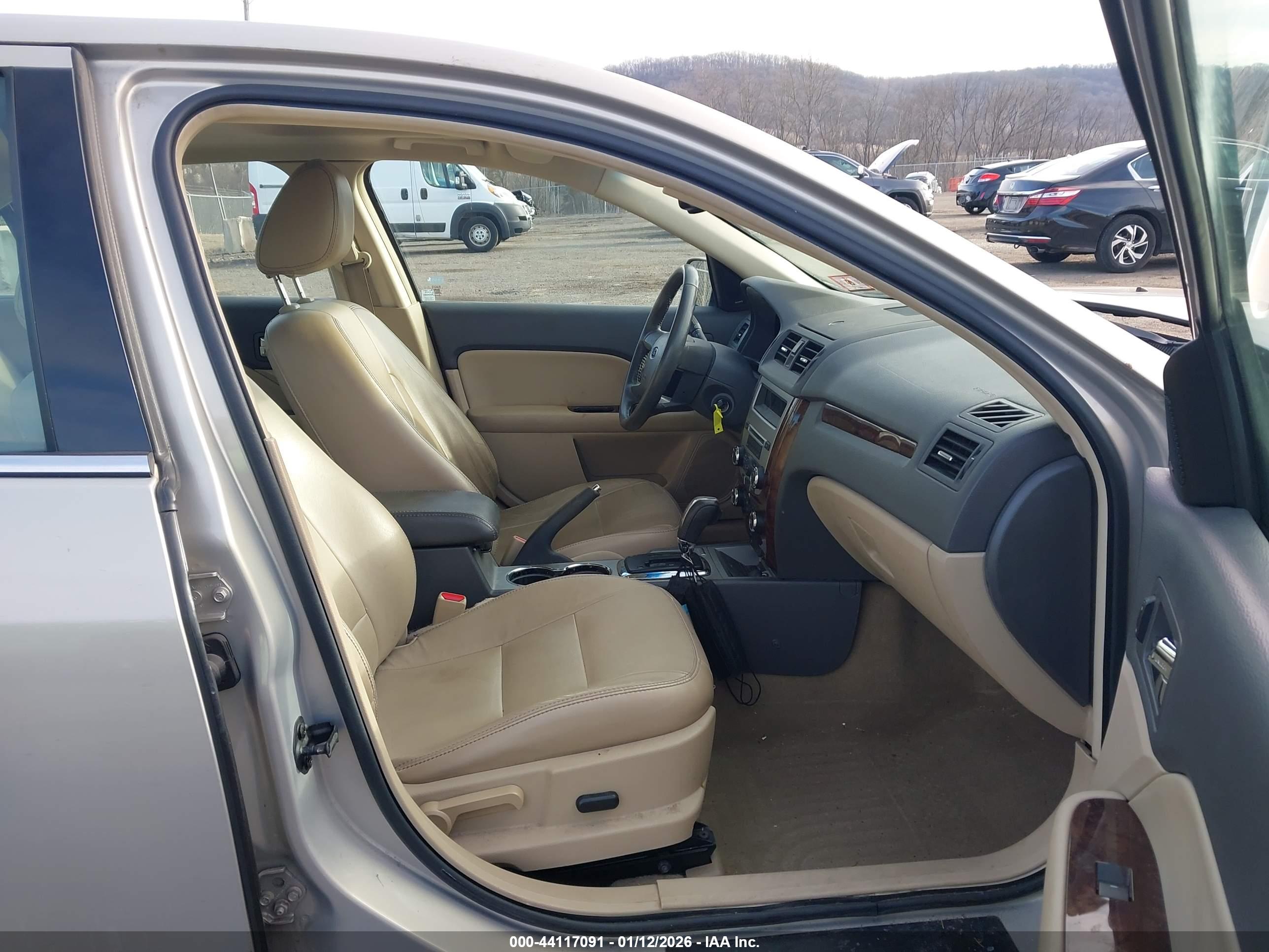 FORD FUSION image 5