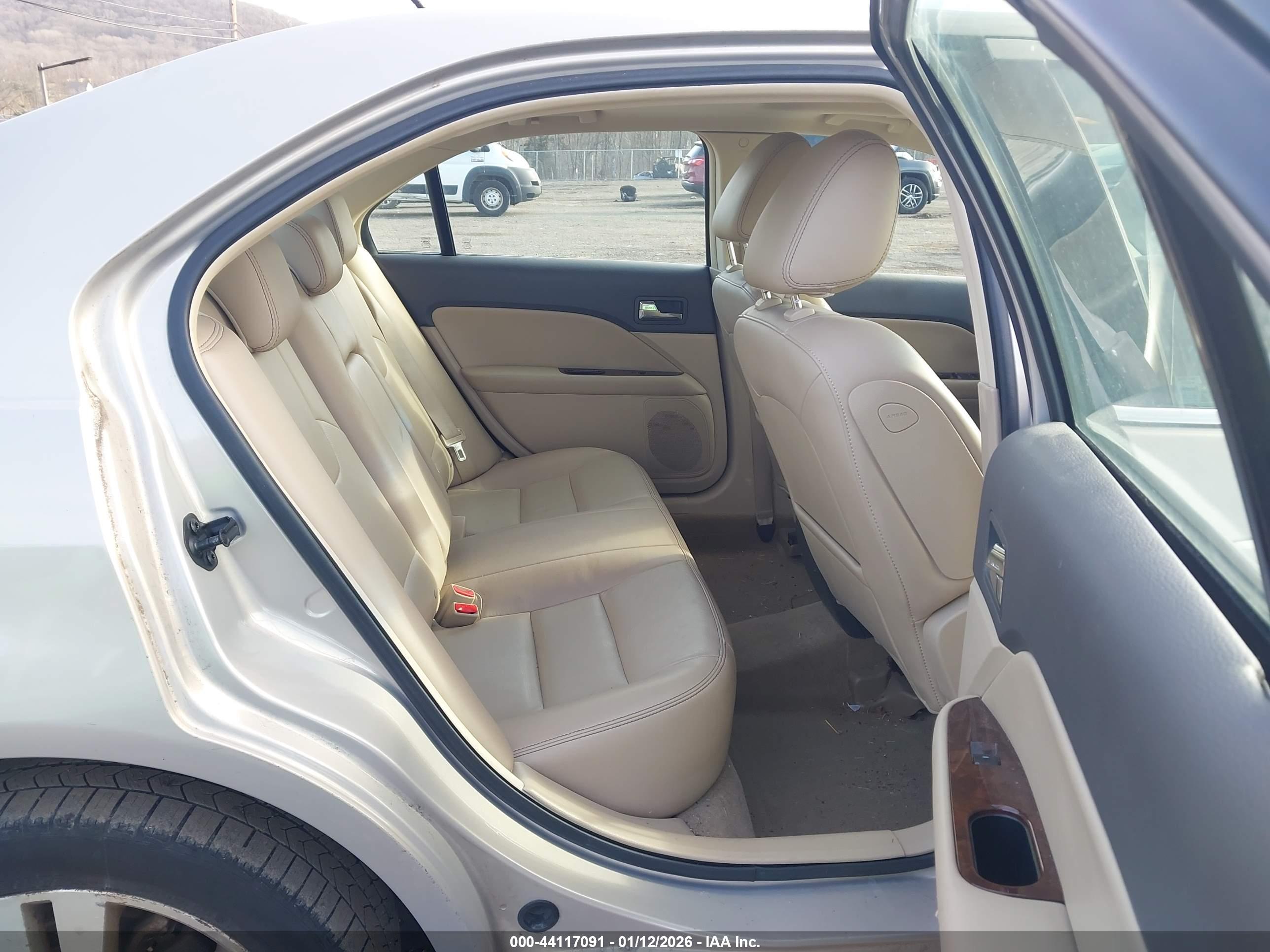FORD FUSION image 8