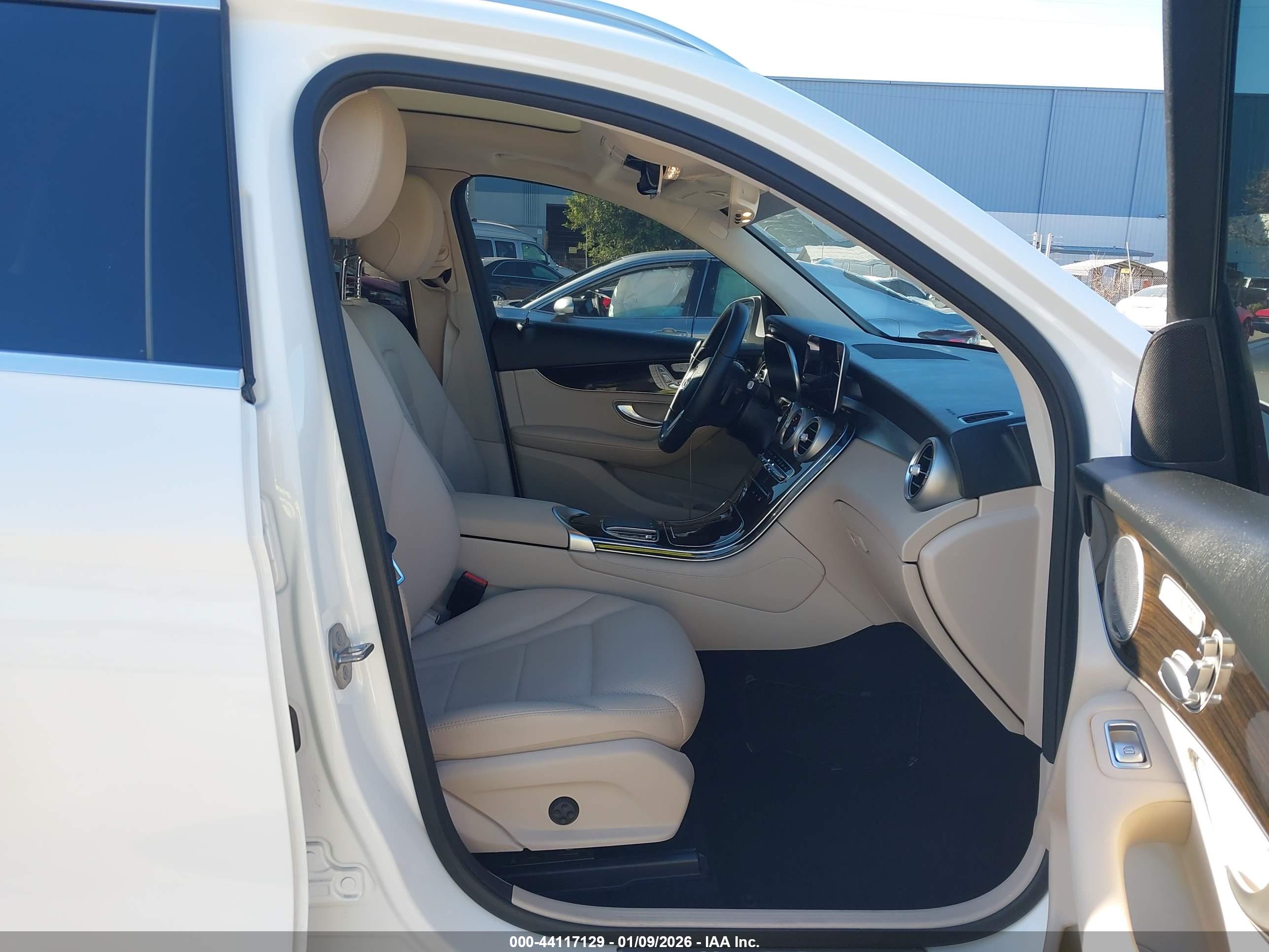 MERCEDES-BENZ GLC image 5