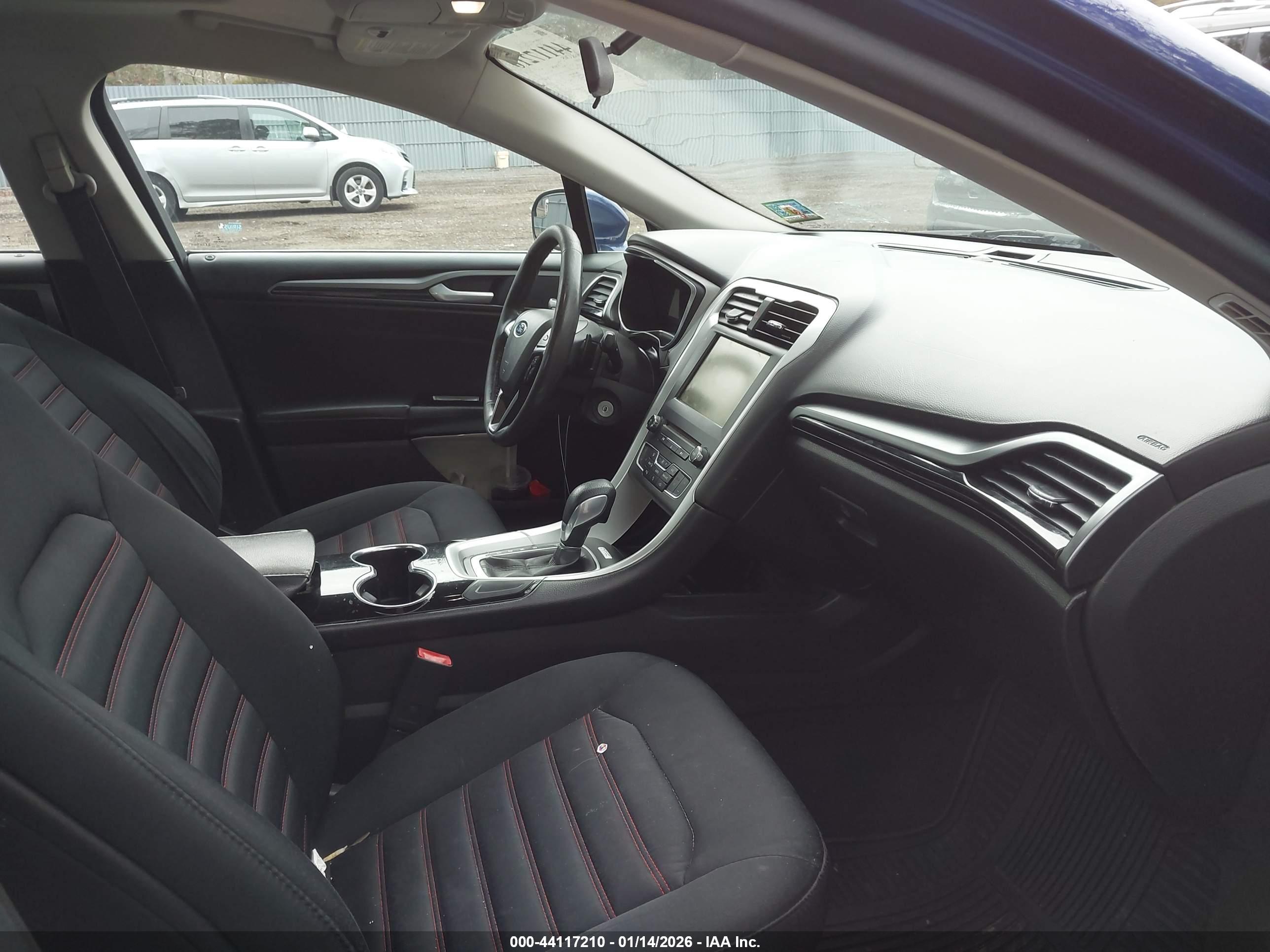FORD FUSION image 5