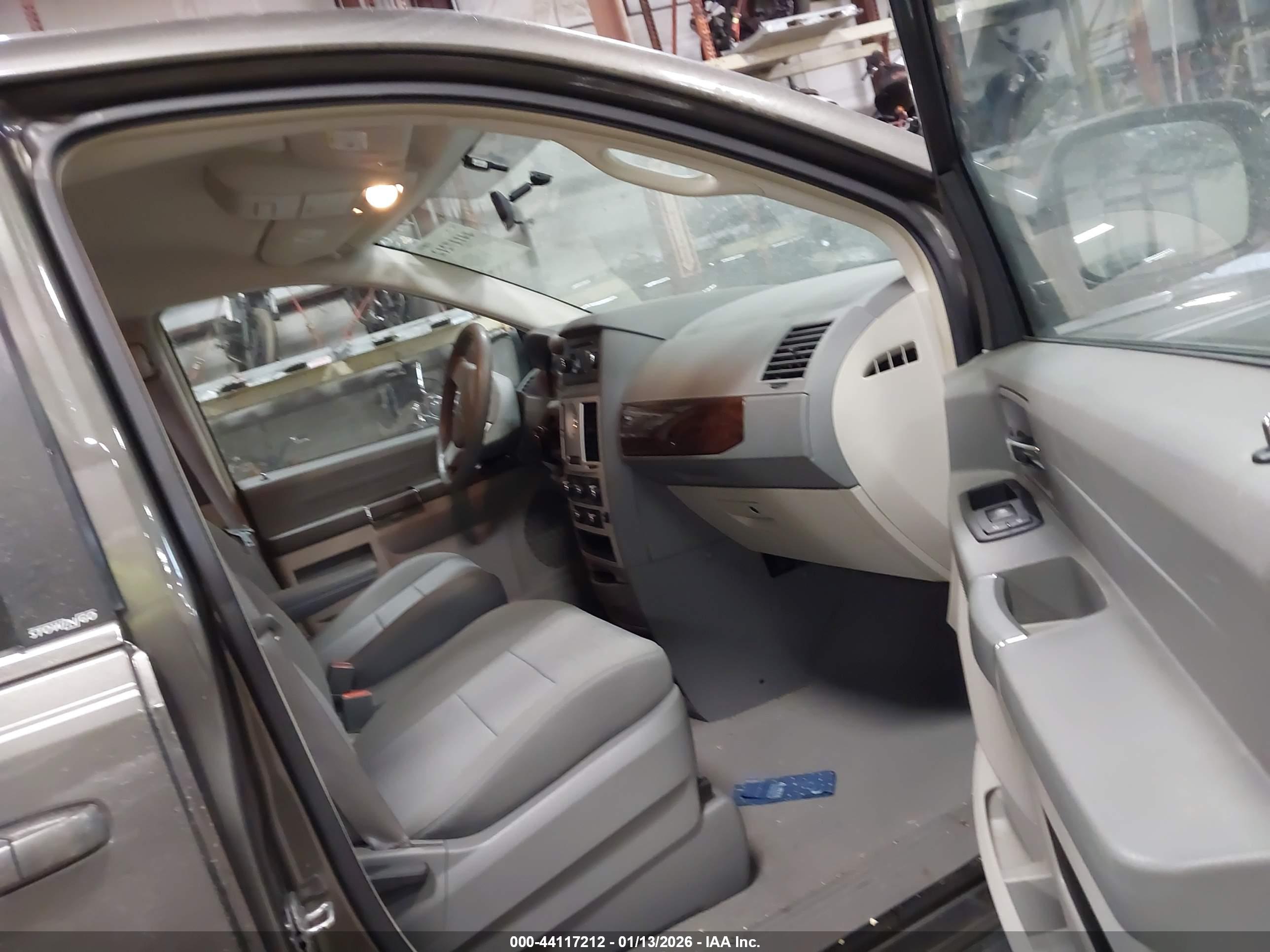 CHRYSLER TOWN image 5