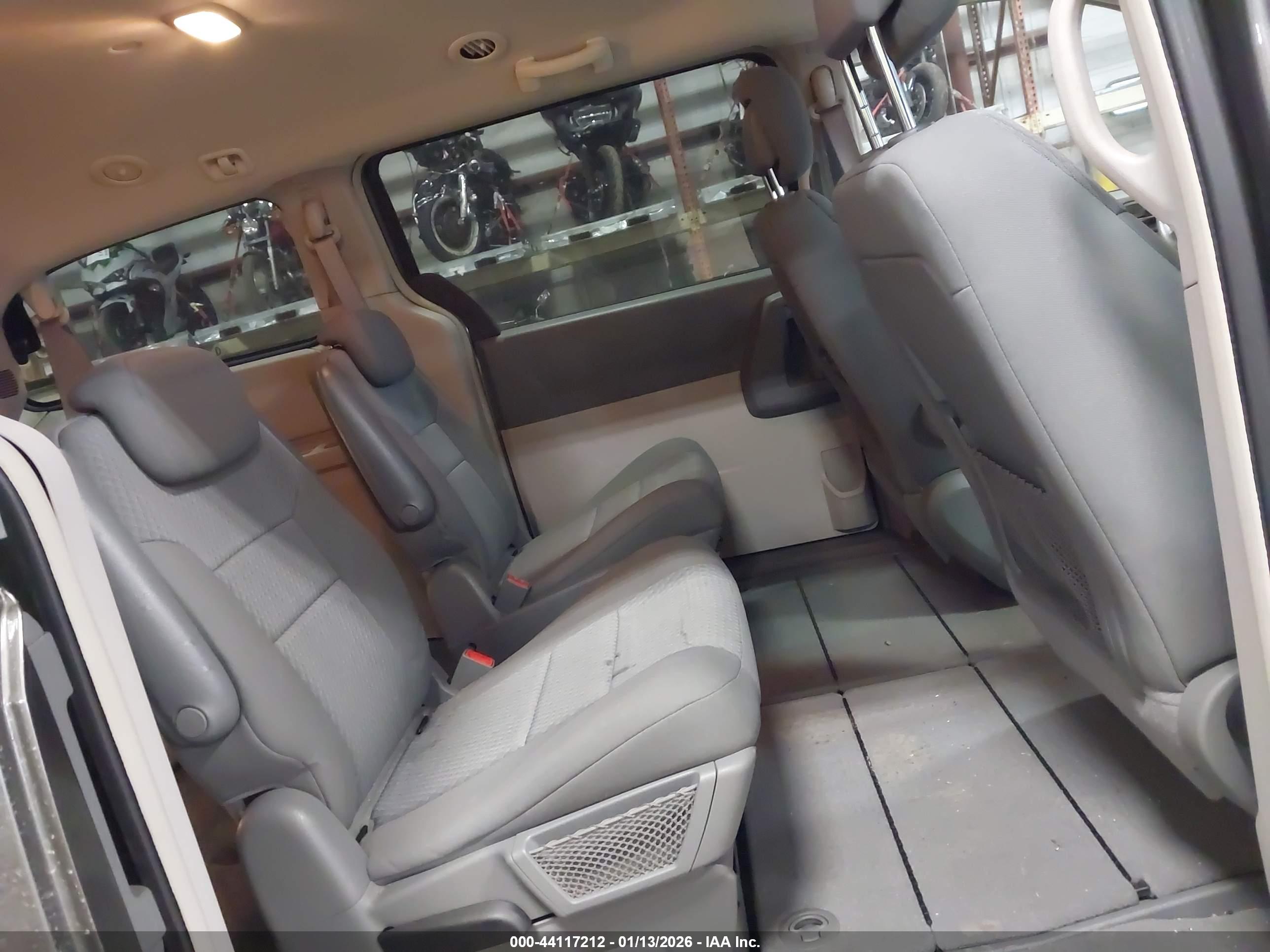 CHRYSLER TOWN image 8