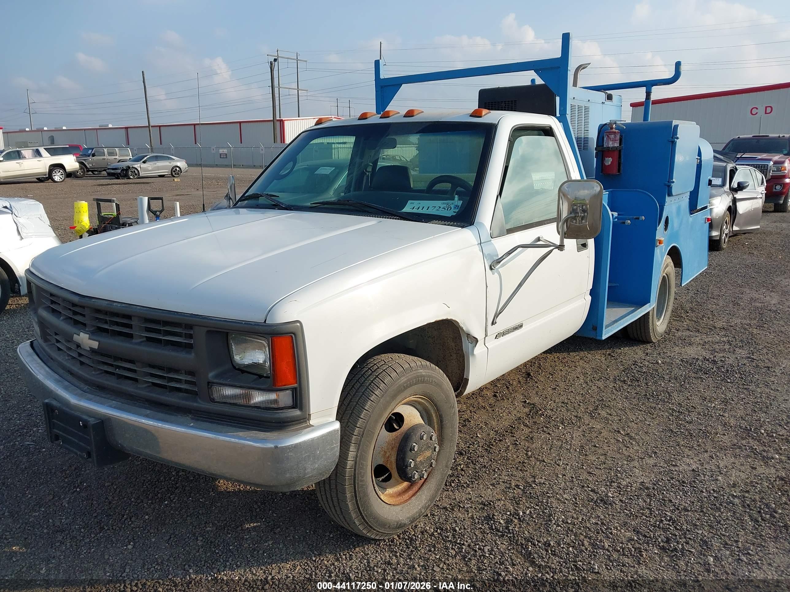 CHEVROLET GMT-400 image 2