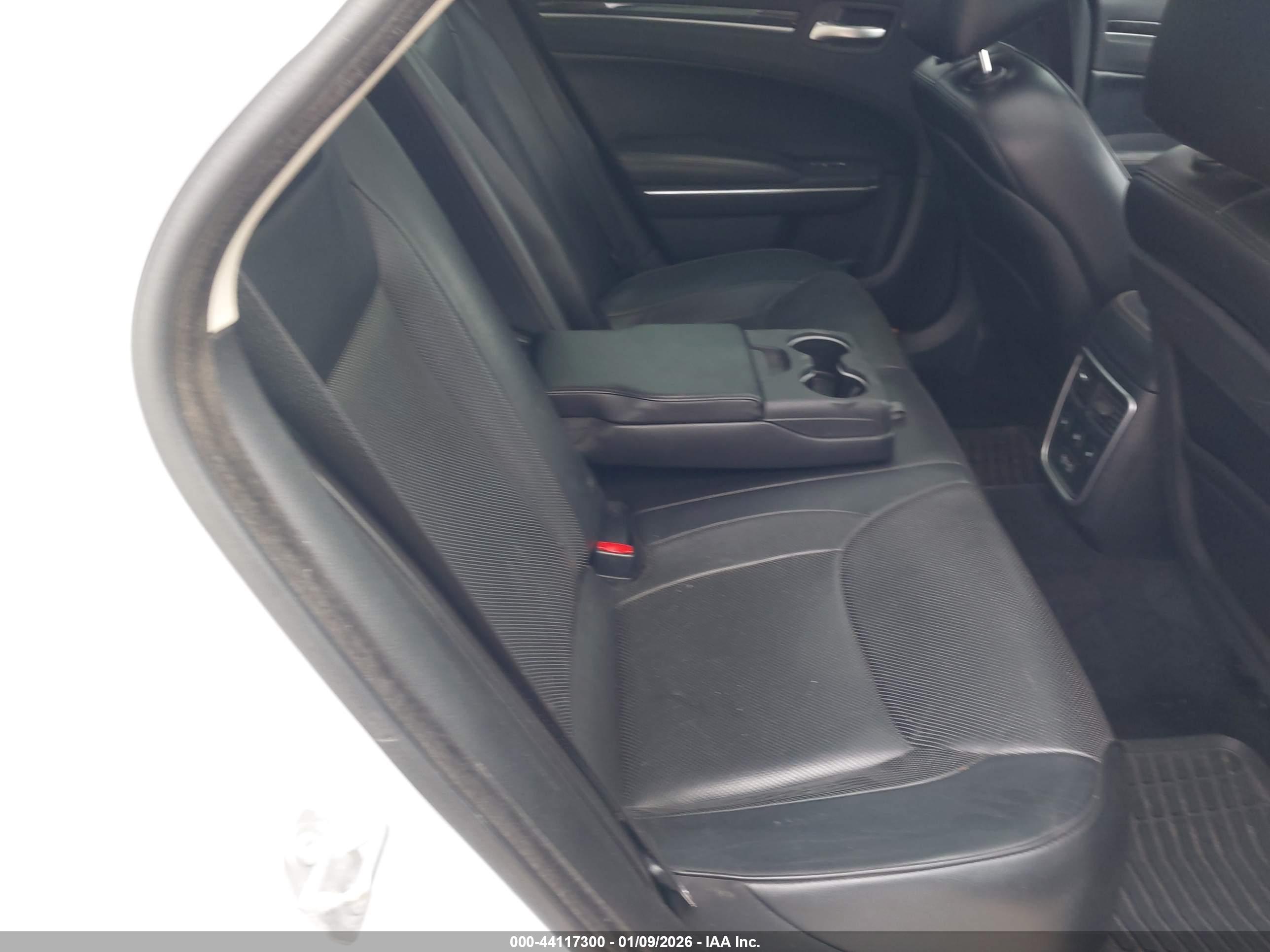 CHRYSLER 300 image 8