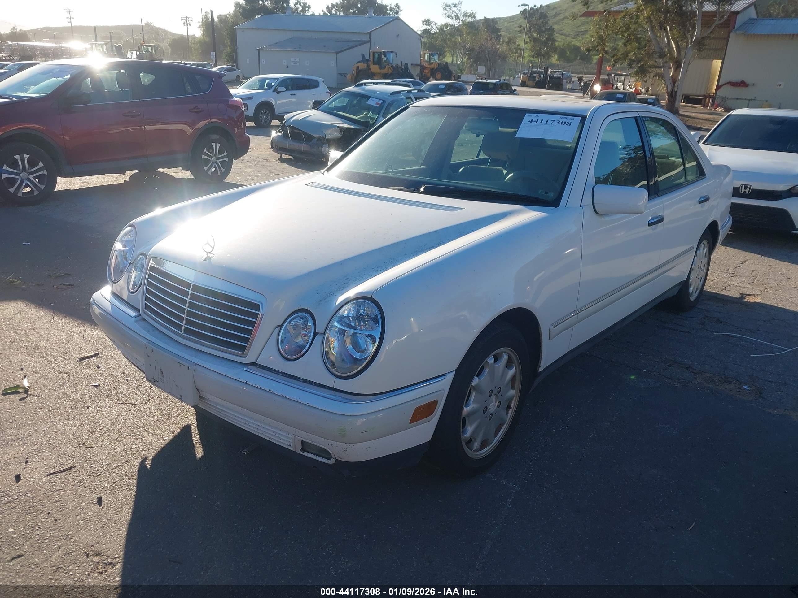 MERCEDES-BENZ E image 2