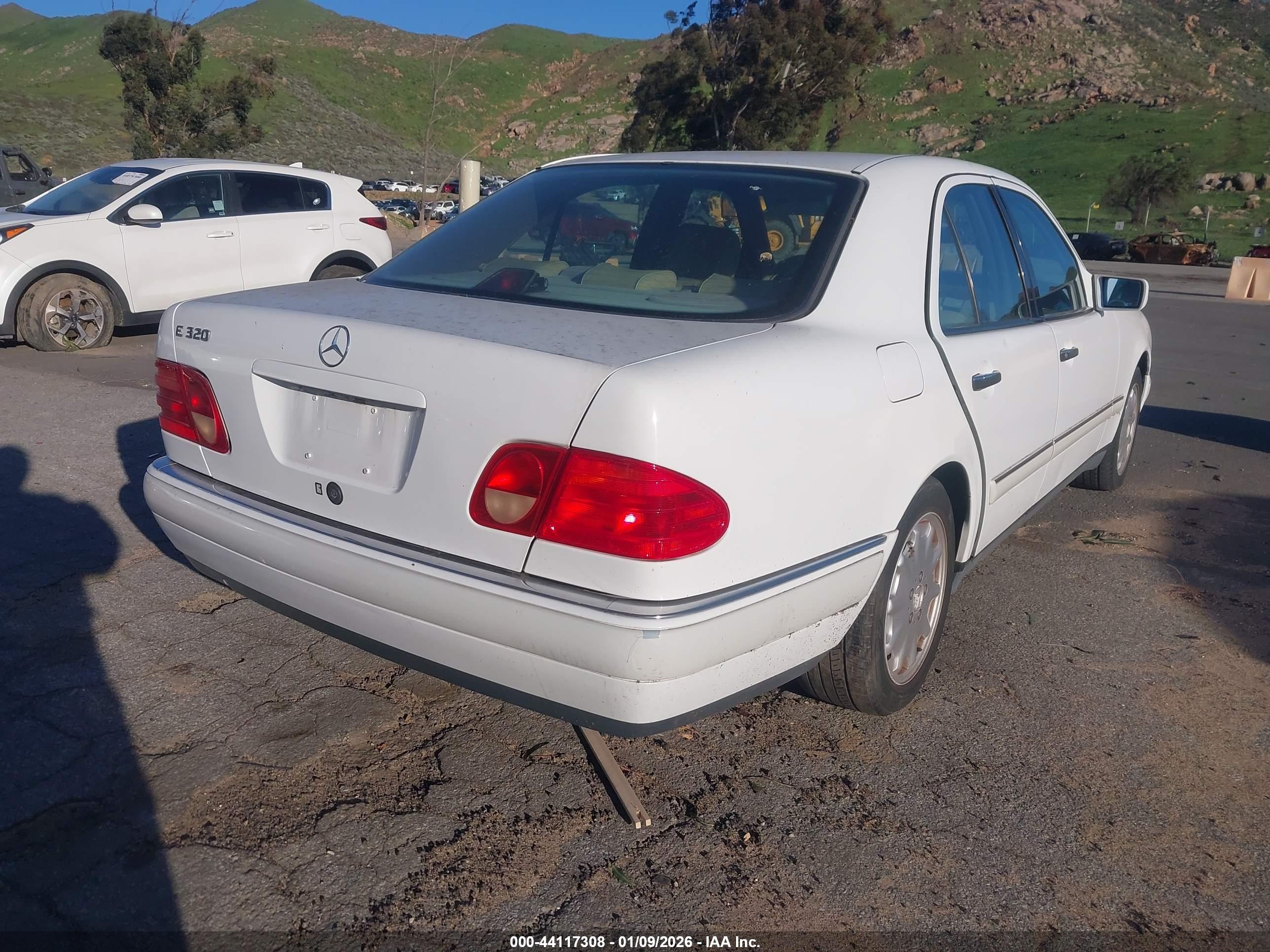 MERCEDES-BENZ E image 4