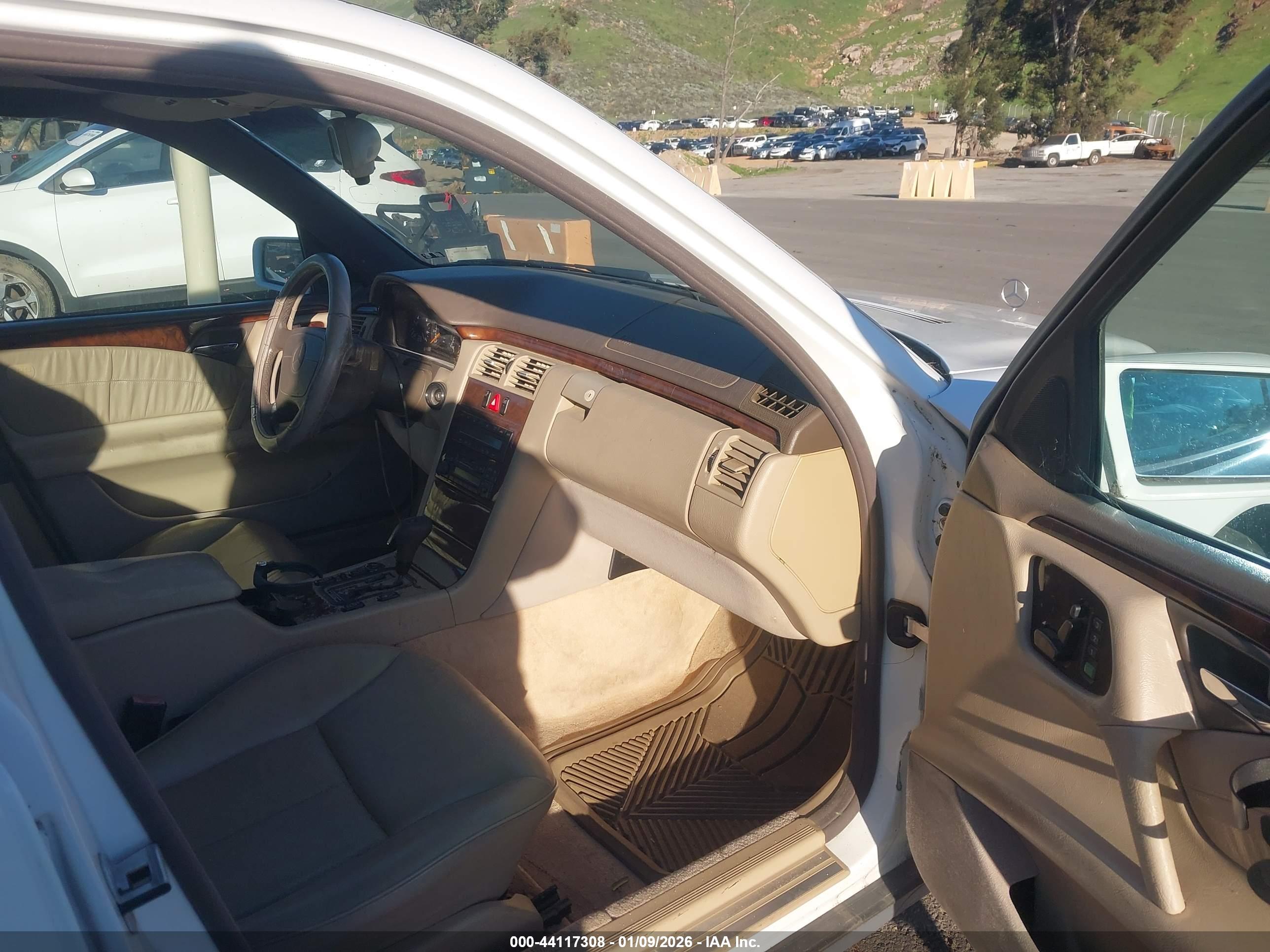 MERCEDES-BENZ E image 5