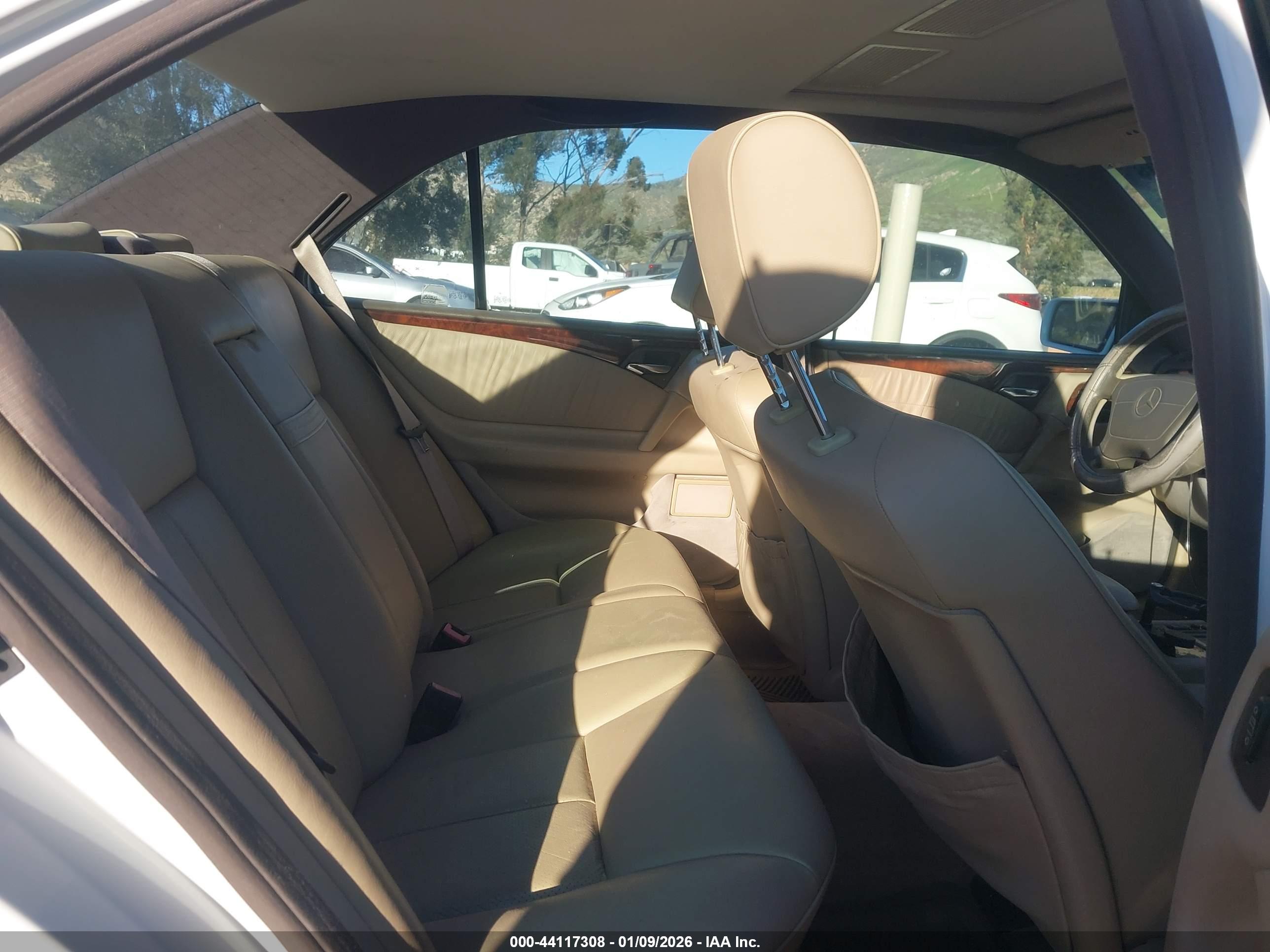 MERCEDES-BENZ E image 8