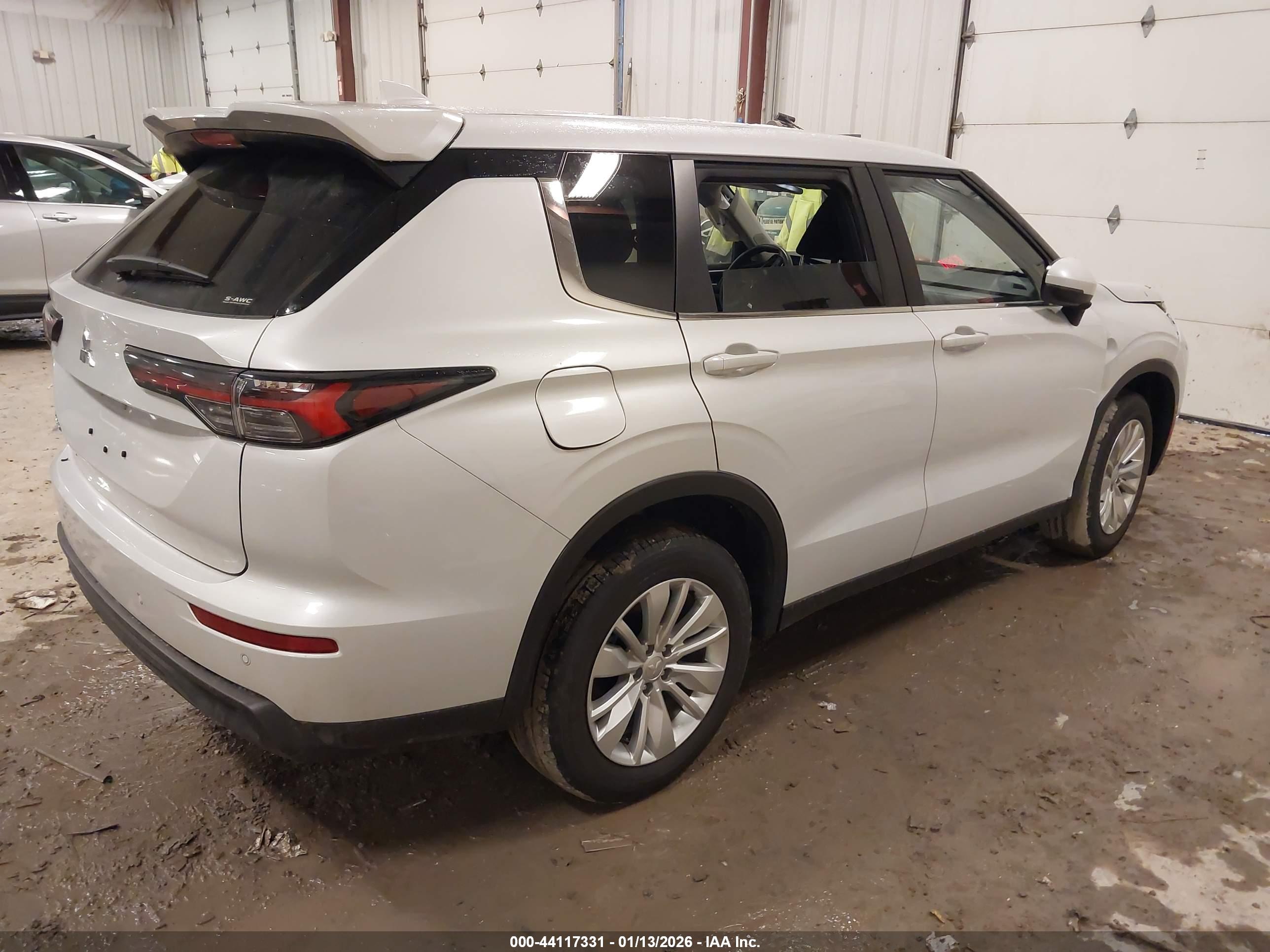 MITSUBISHI OUTLANDER image 4