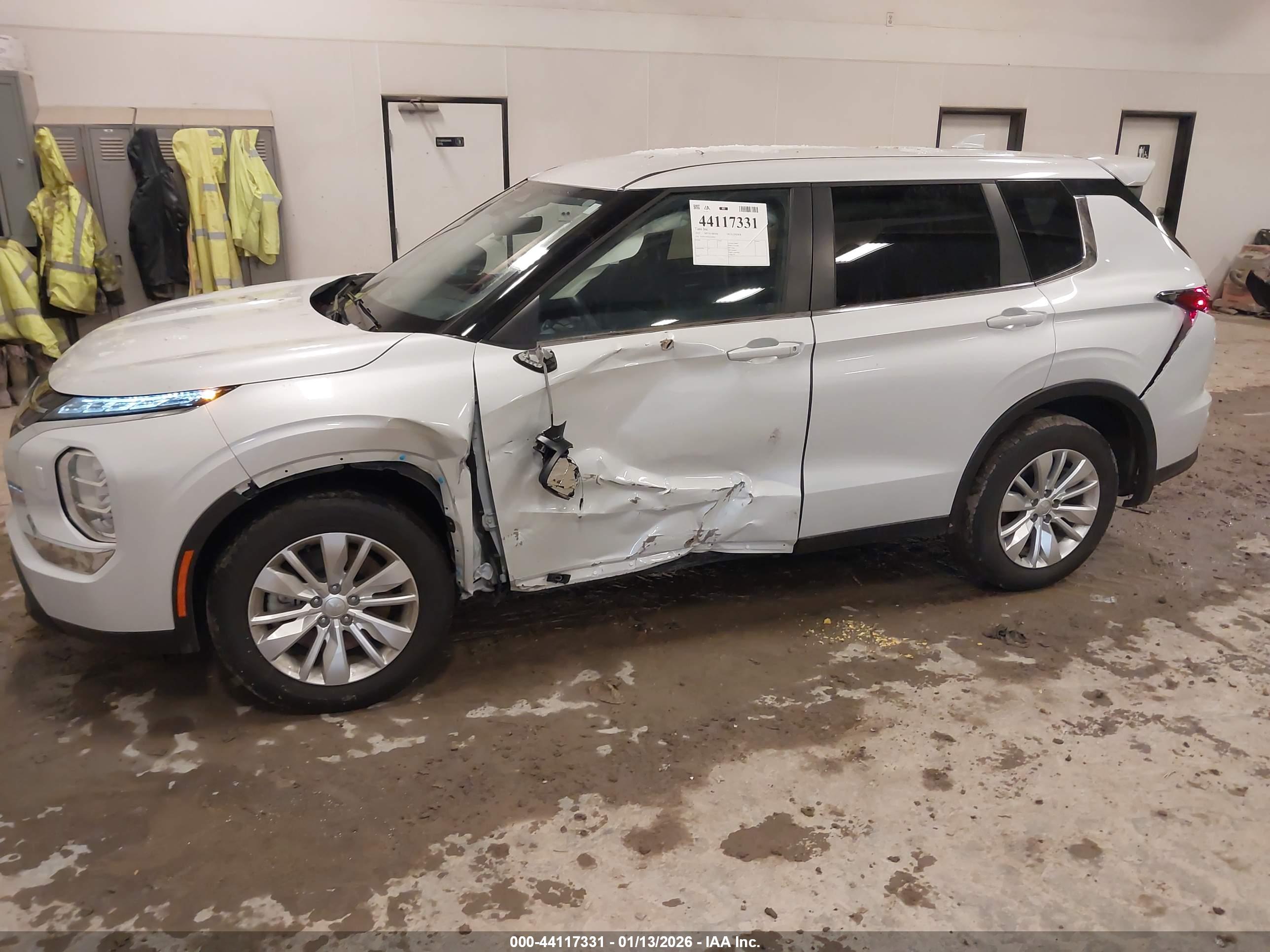 MITSUBISHI OUTLANDER image 6