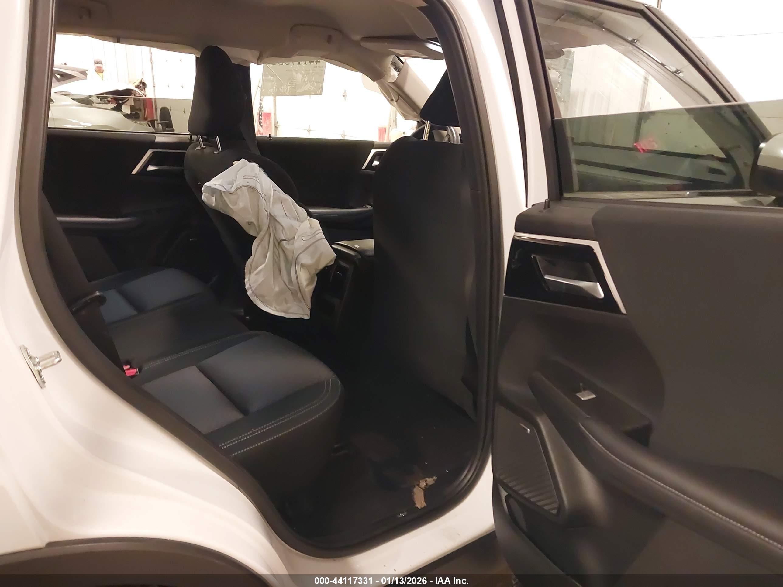 MITSUBISHI OUTLANDER image 8