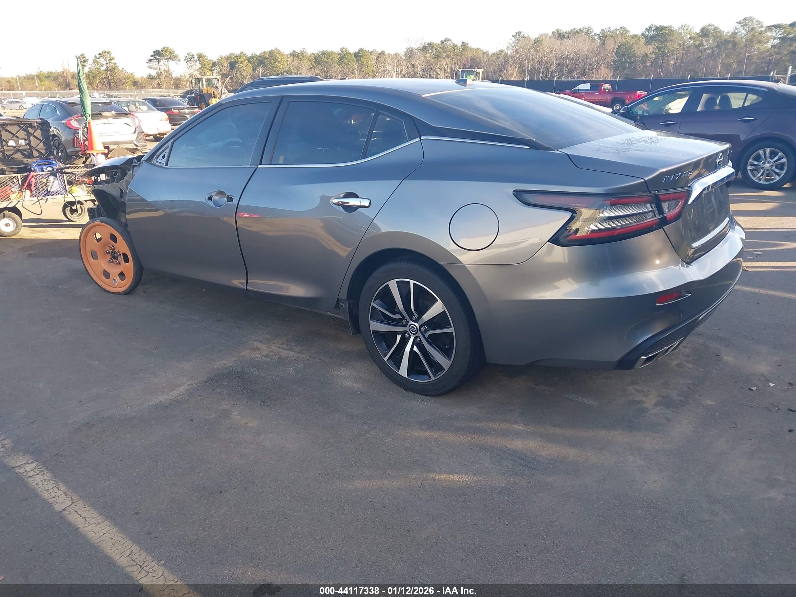 NISSAN MAXIMA image 3