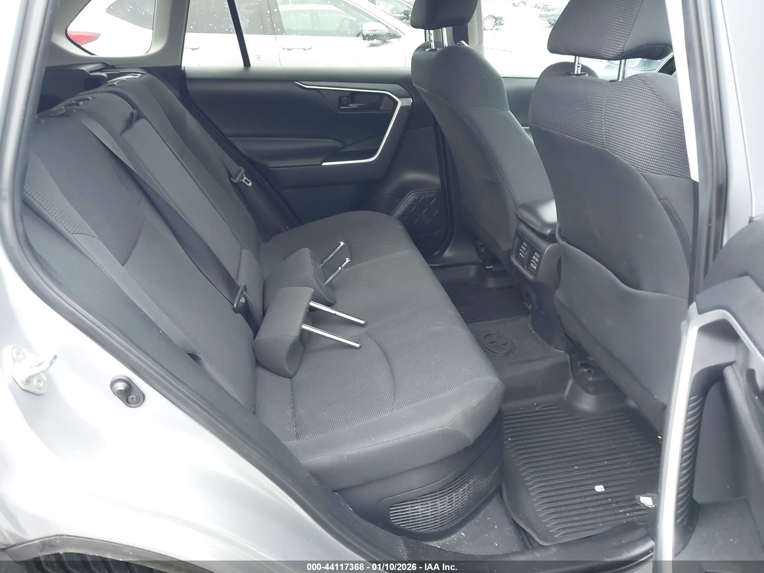 TOYOTA RAV4 image 8