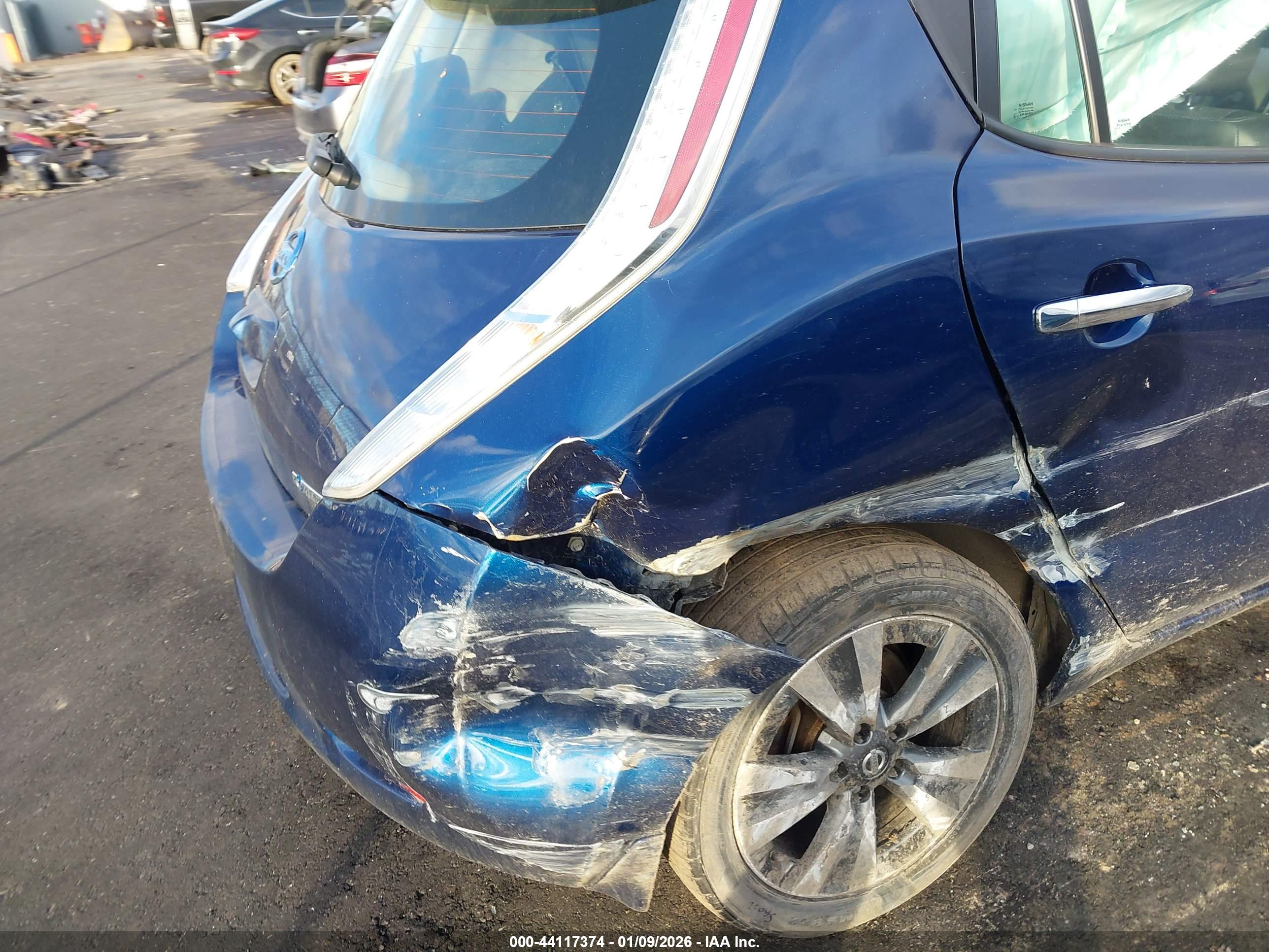 NISSAN LEAF image 6