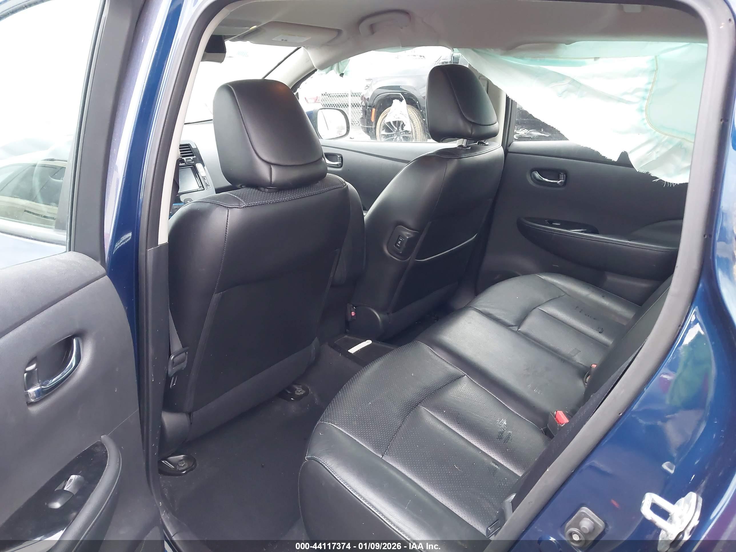 NISSAN LEAF image 8