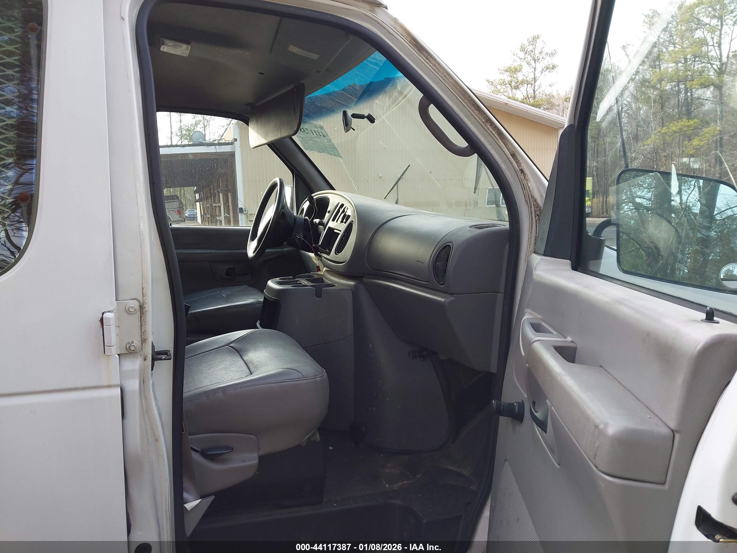 FORD E-250 image 5
