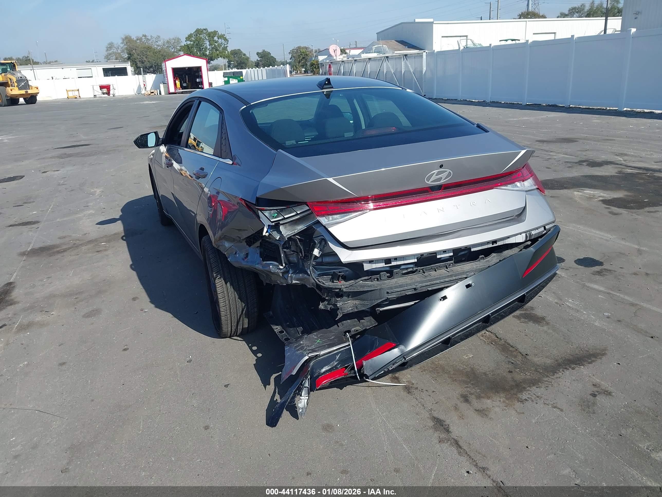 HYUNDAI ELANTRA image 3