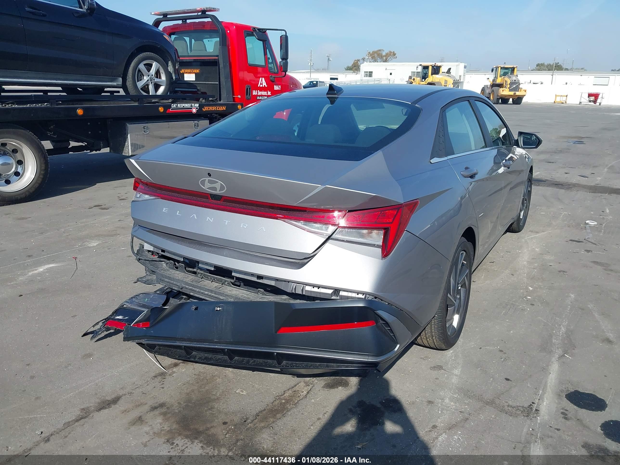 HYUNDAI ELANTRA image 4