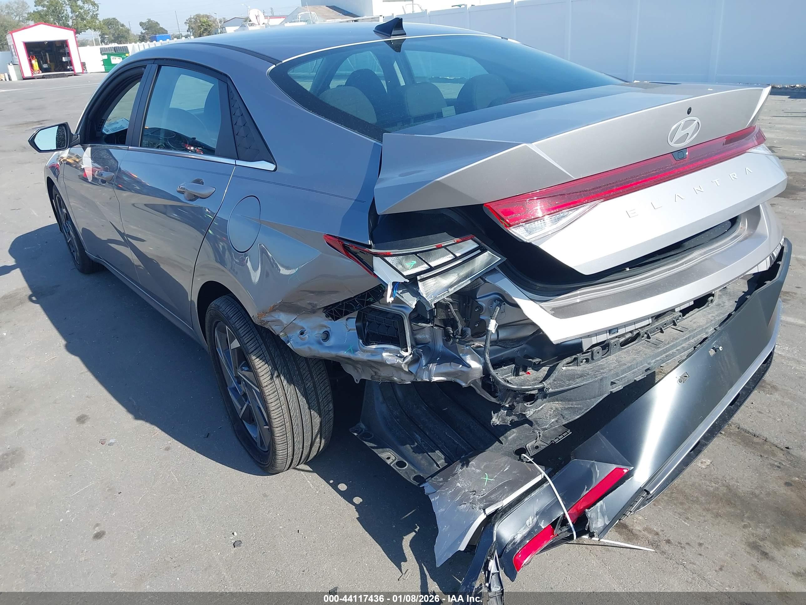 HYUNDAI ELANTRA image 6