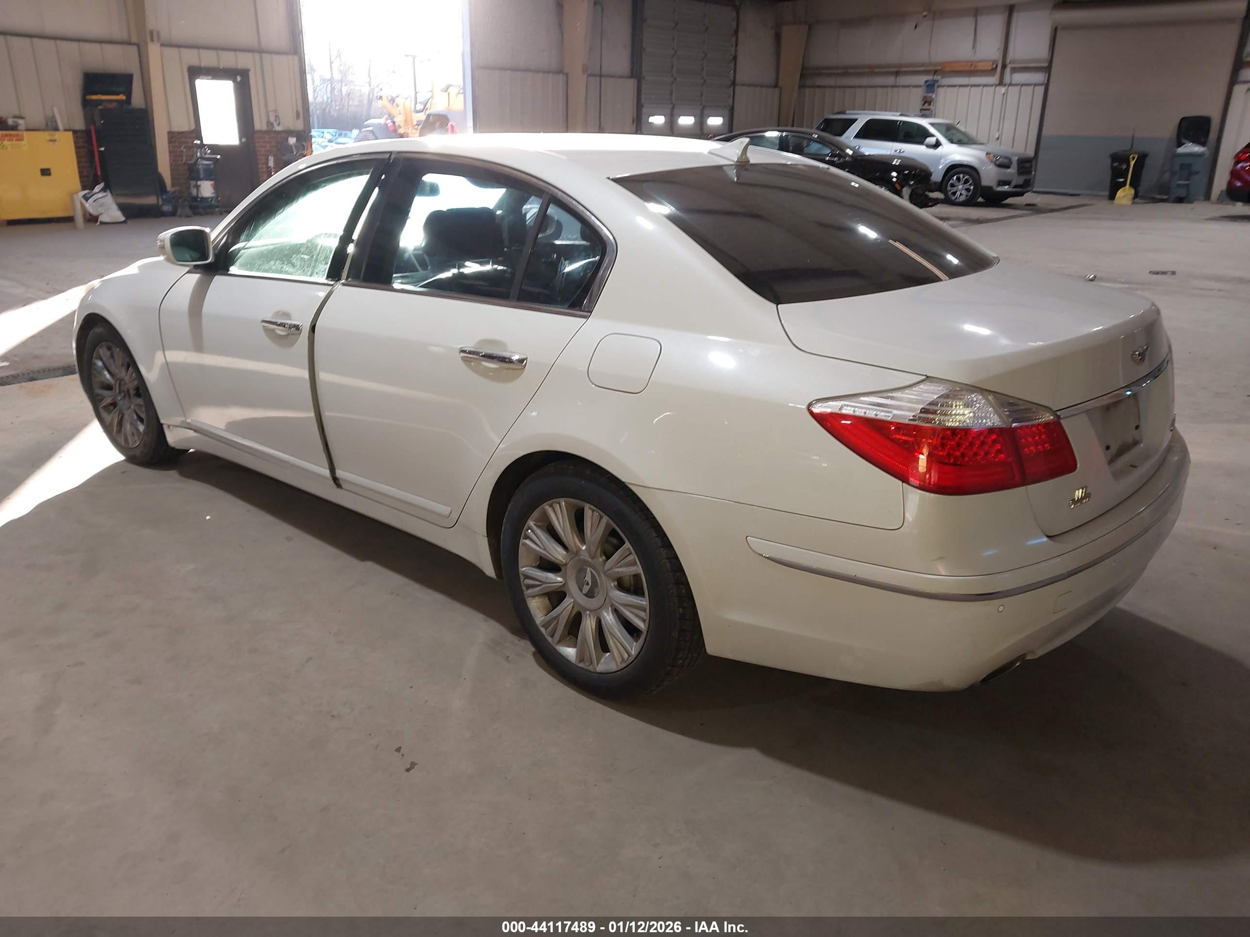 HYUNDAI GENESIS image 3