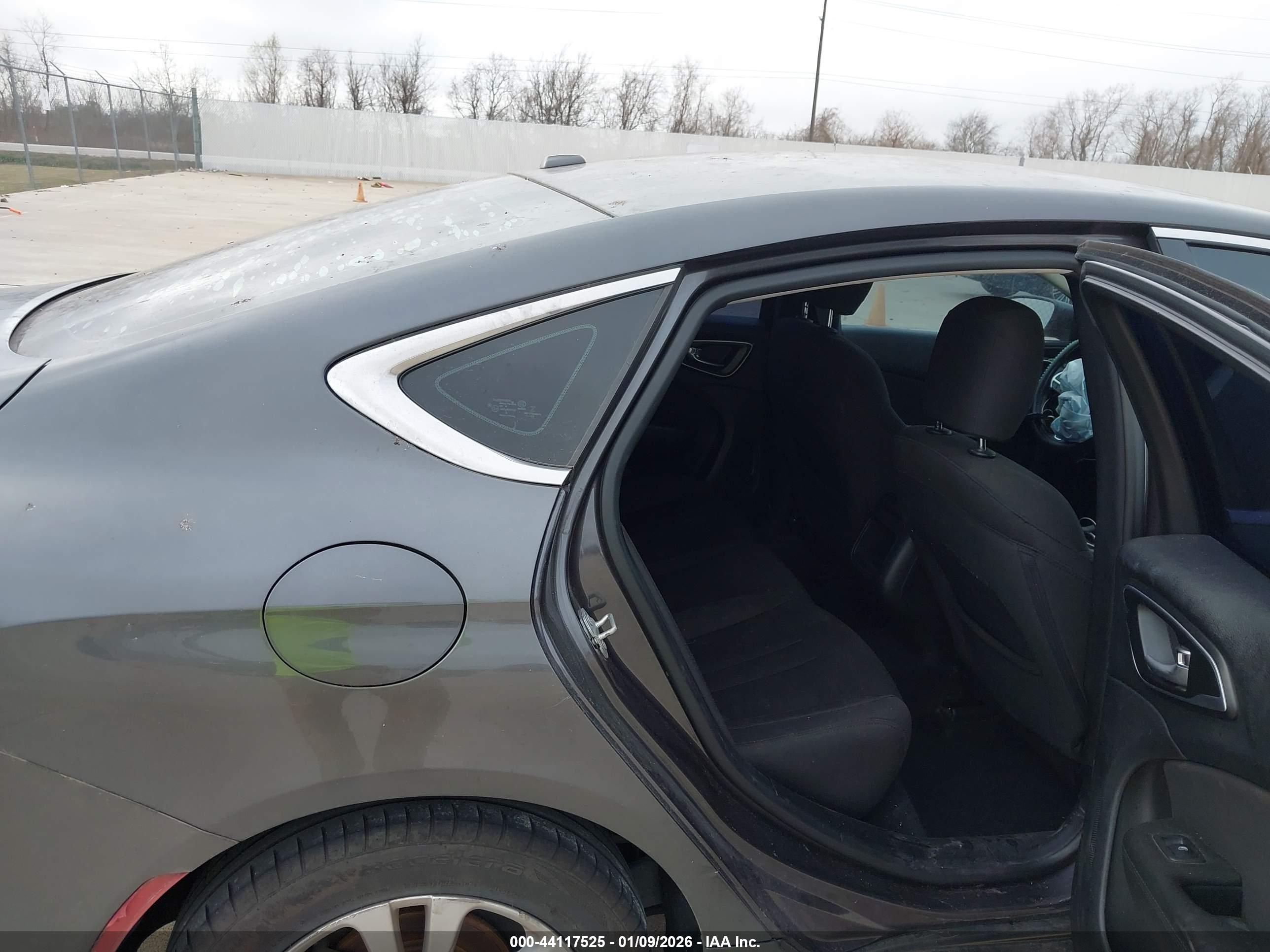 CHRYSLER 200 image 8