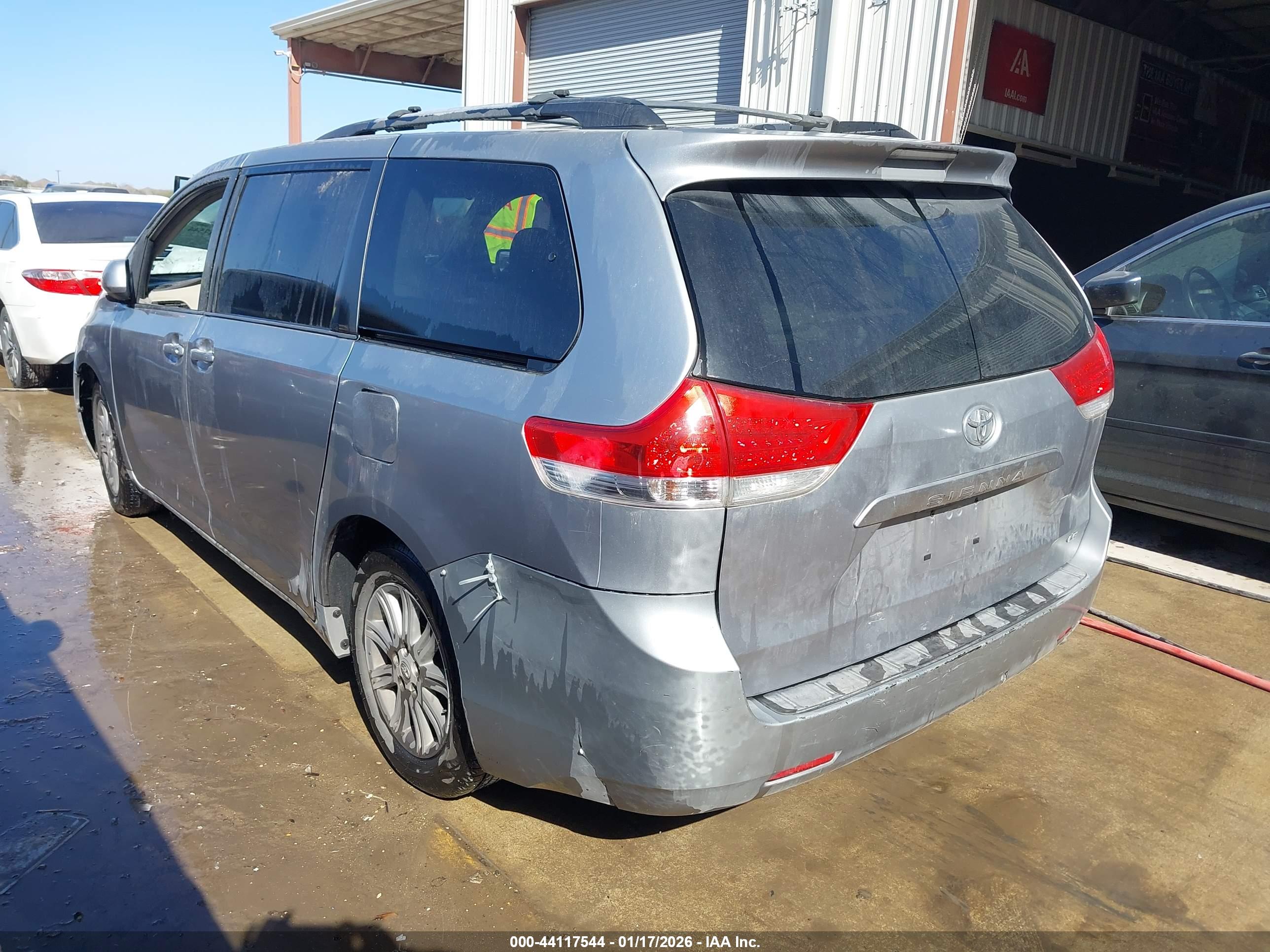 TOYOTA SIENNA image 3