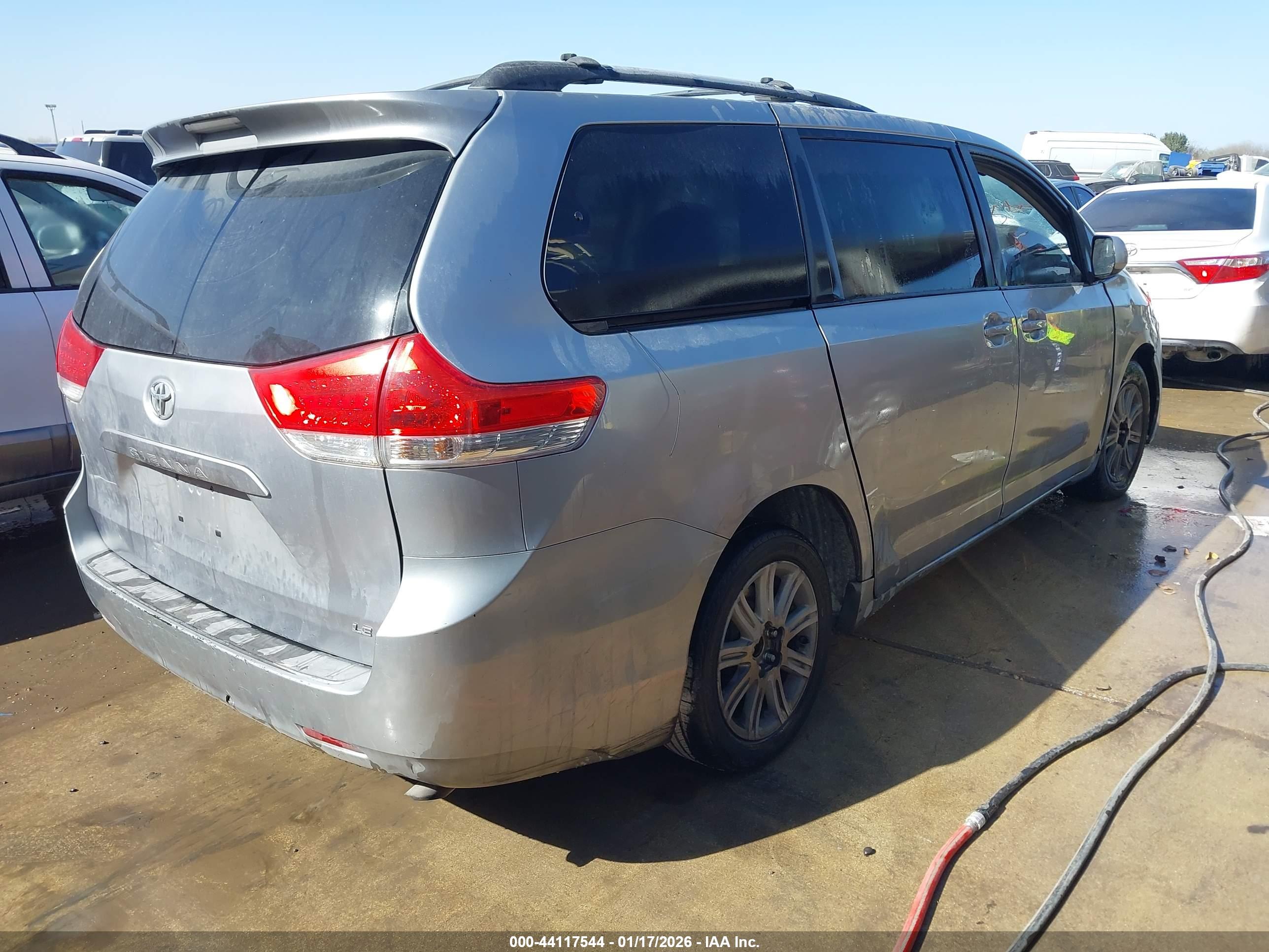 TOYOTA SIENNA image 4