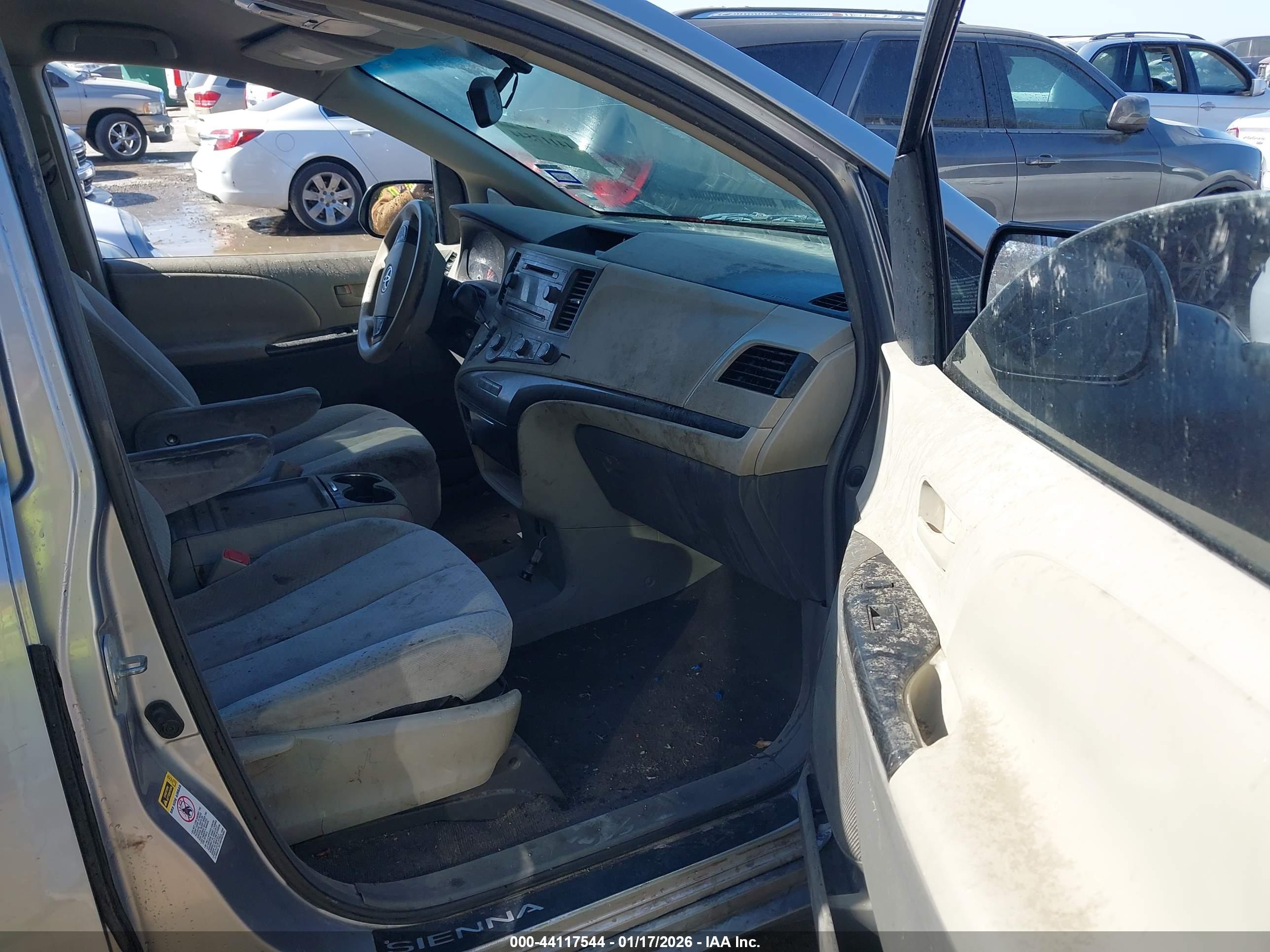 TOYOTA SIENNA image 5