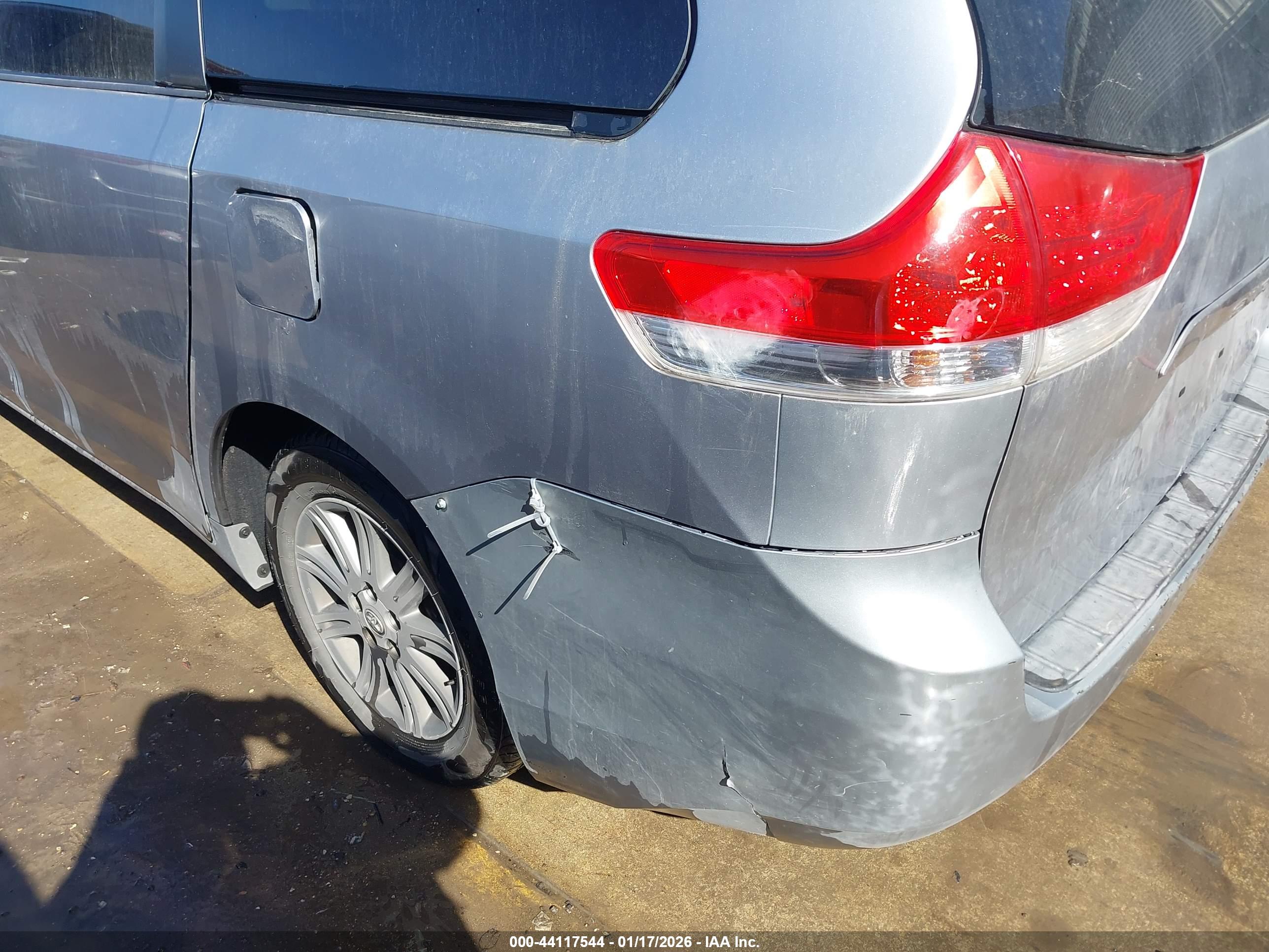 TOYOTA SIENNA image 6