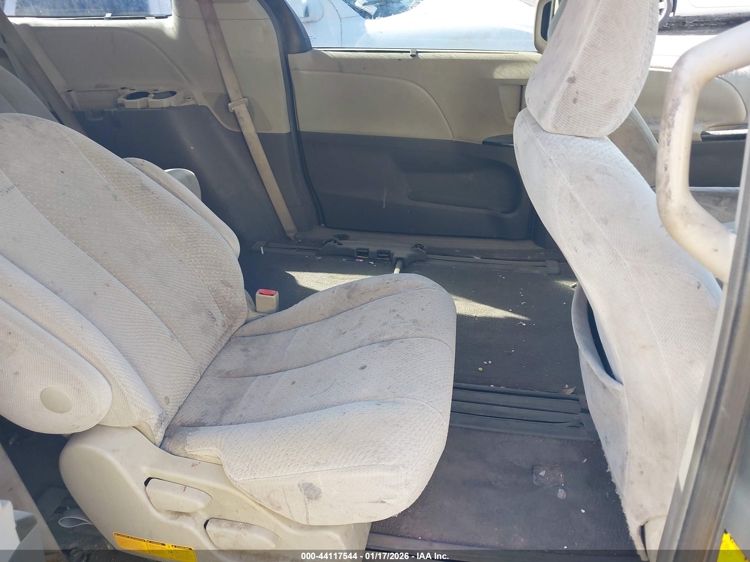 TOYOTA SIENNA image 8