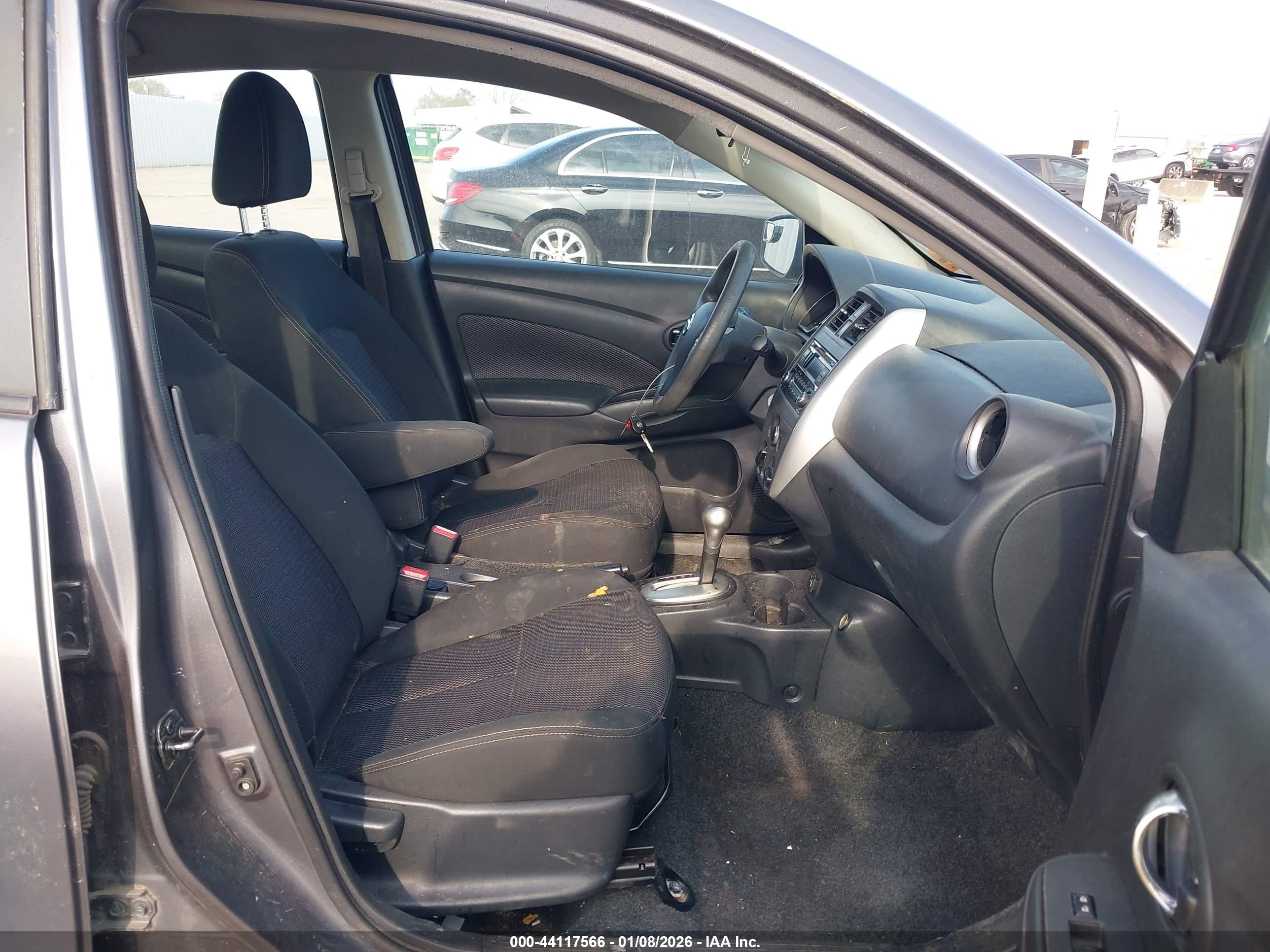 NISSAN VERSA image 5