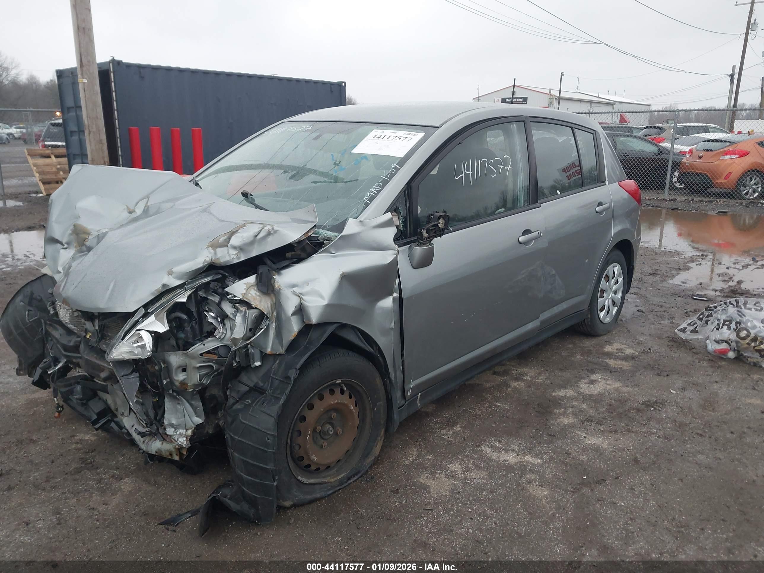 NISSAN VERSA image 2