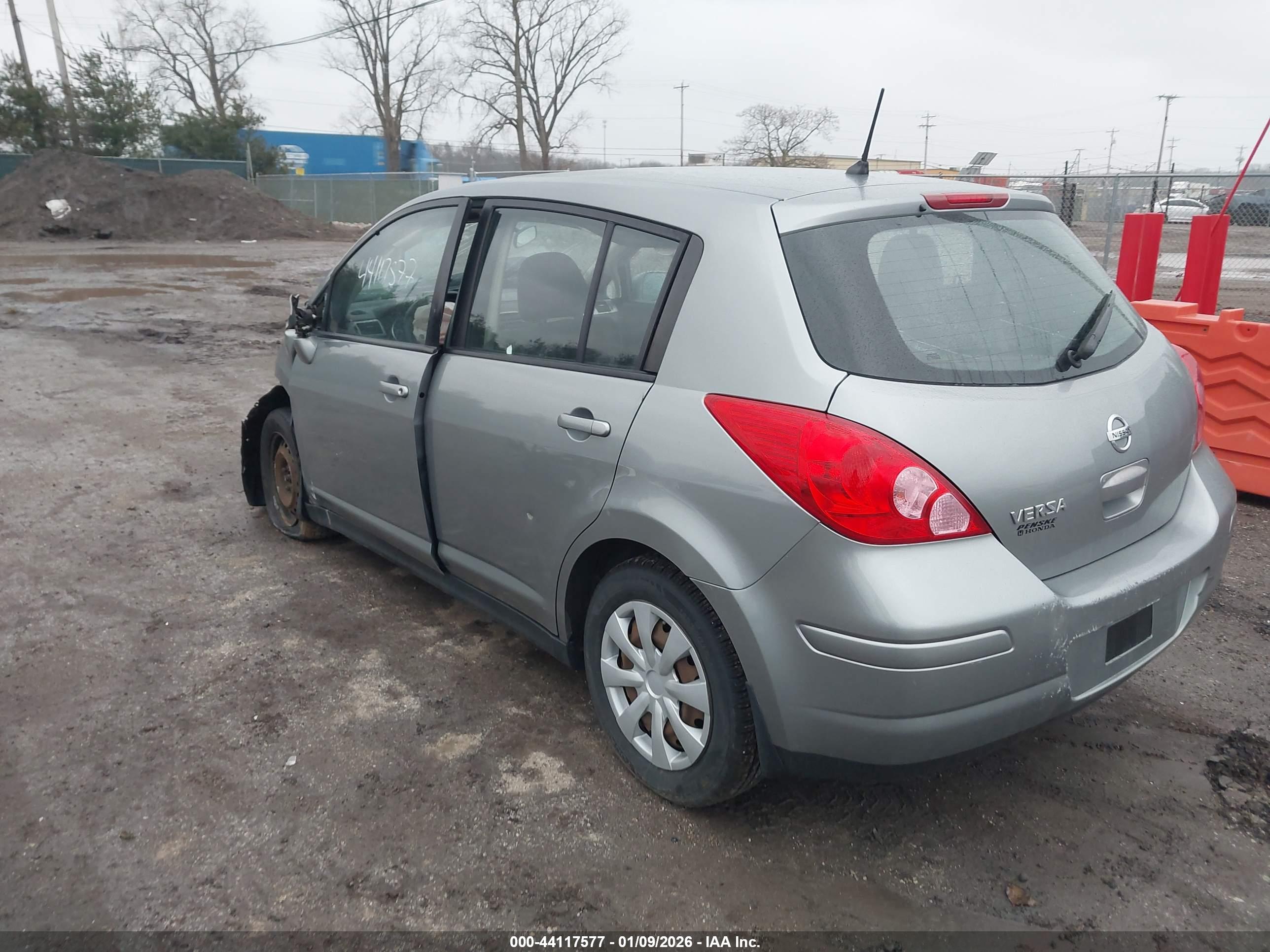 NISSAN VERSA image 3