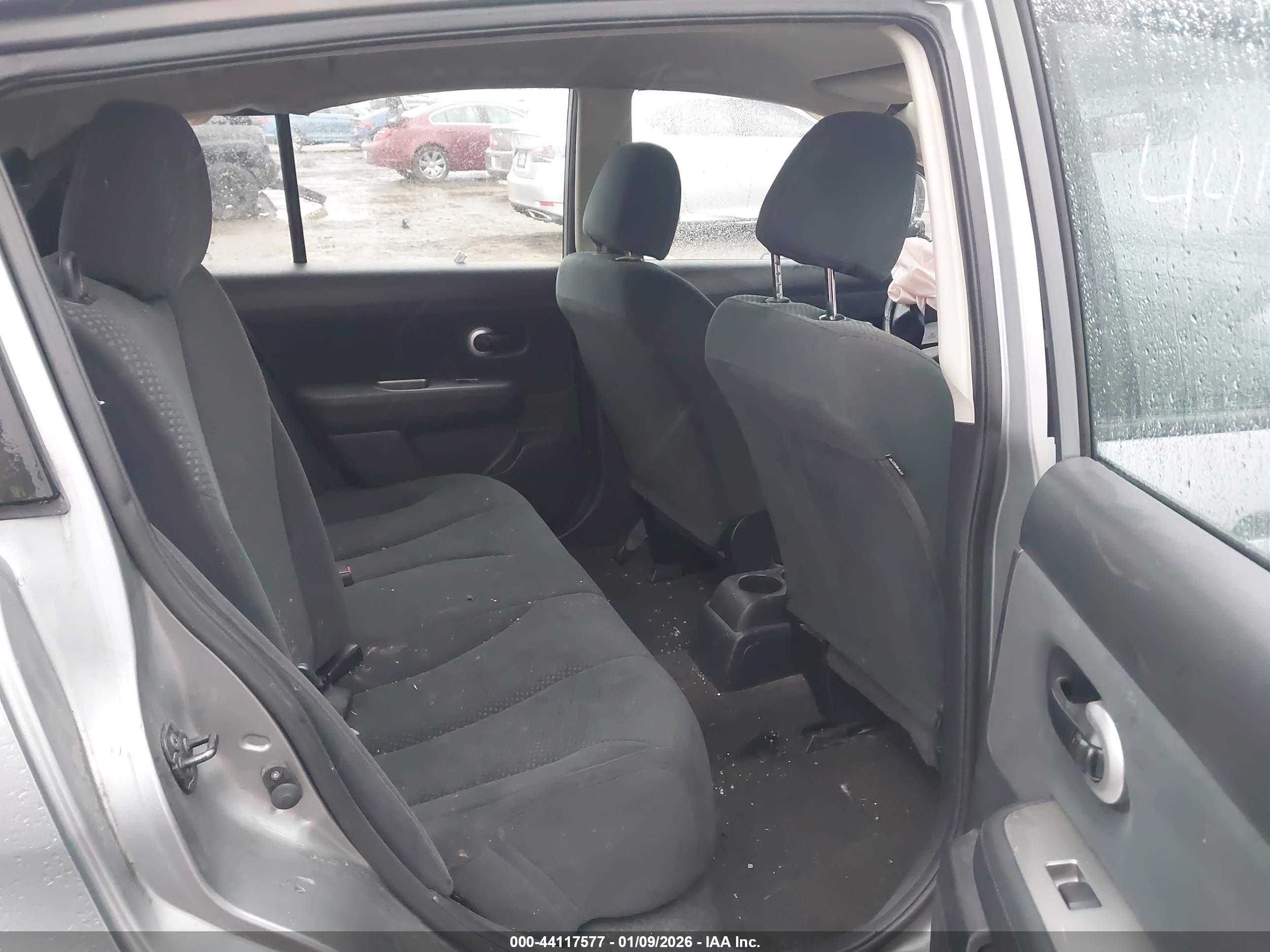 NISSAN VERSA image 8