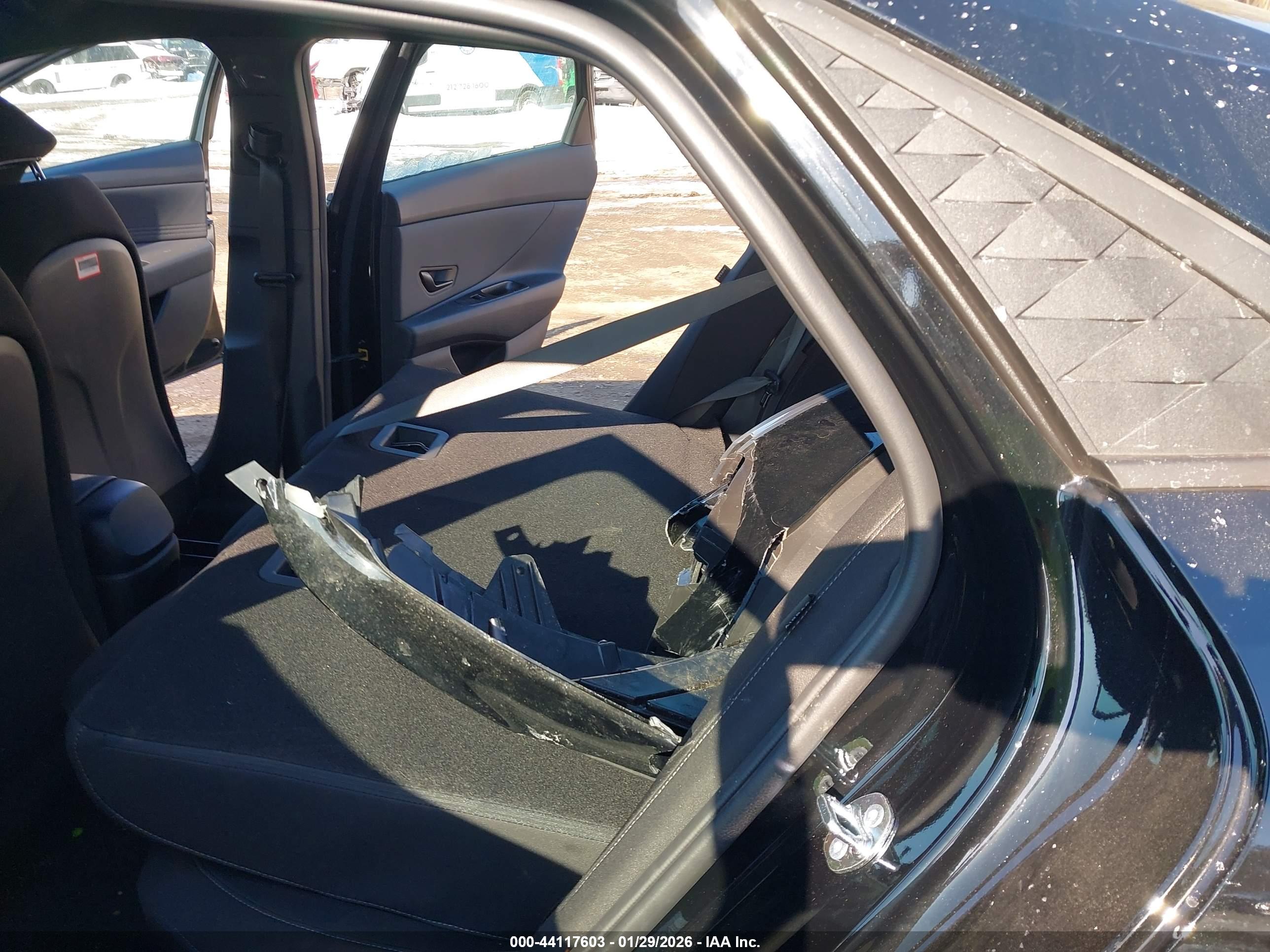 HYUNDAI ELANTRA image 8