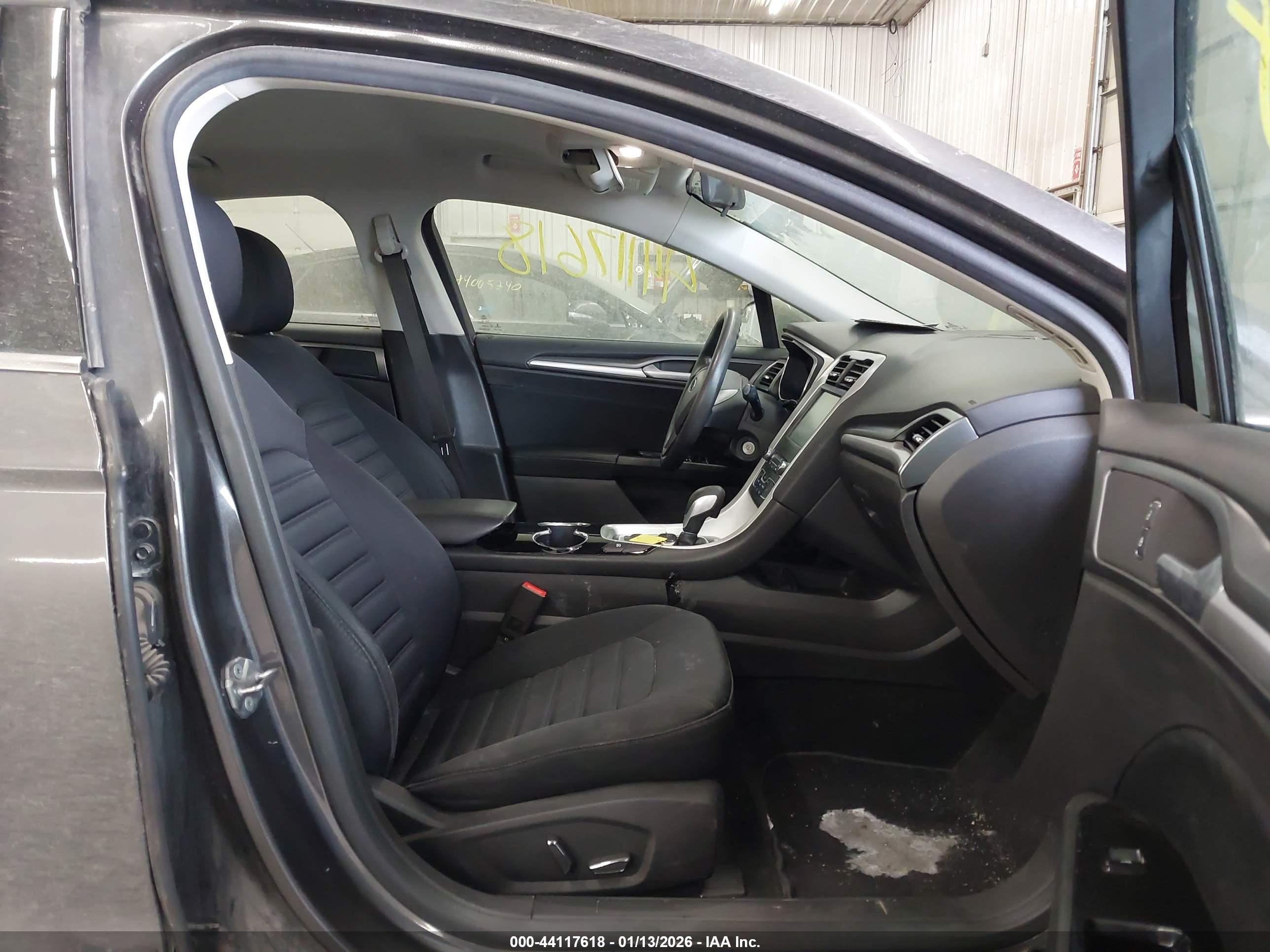 FORD FUSION image 5