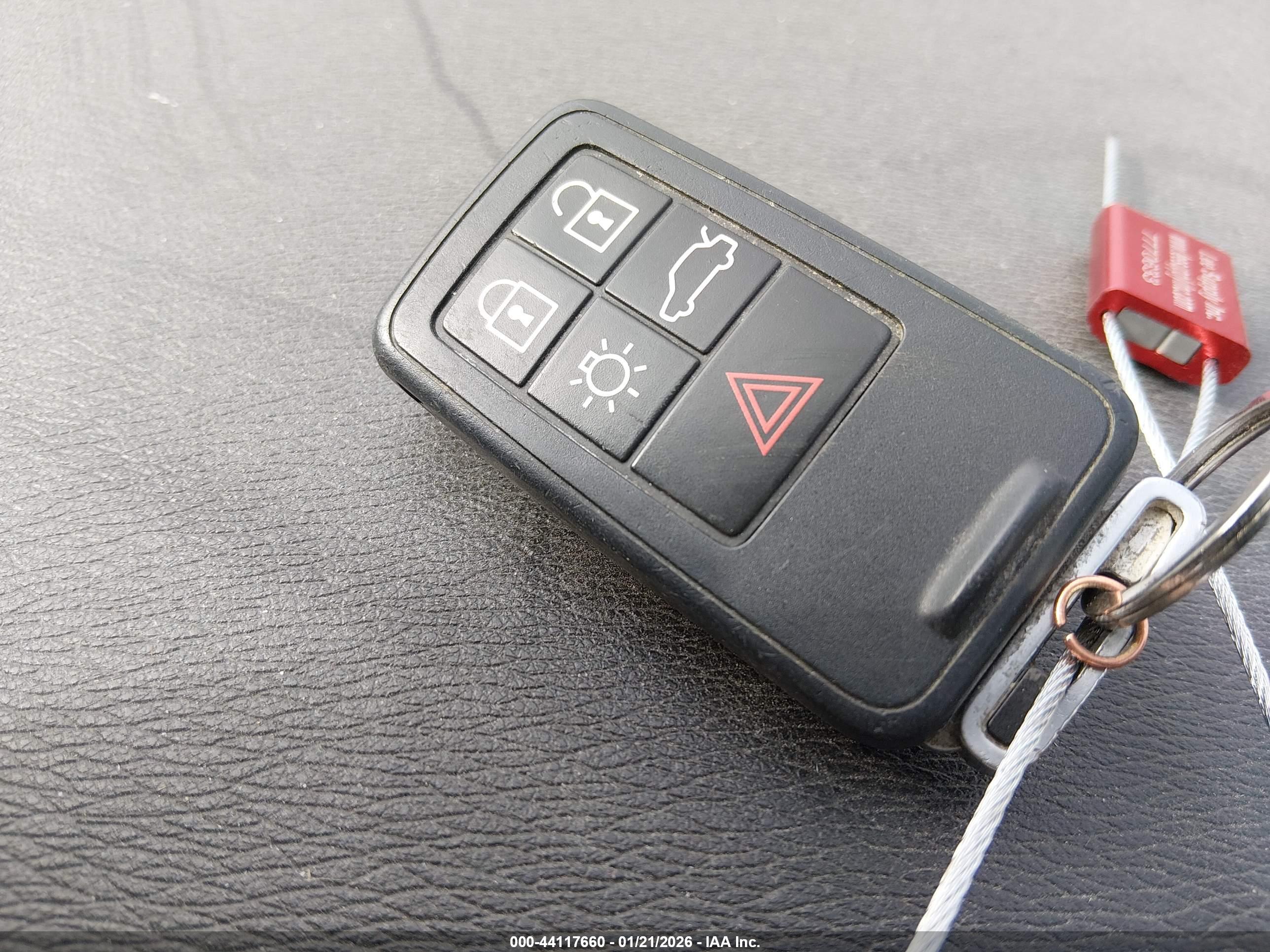 VOLVO XC70 image 11