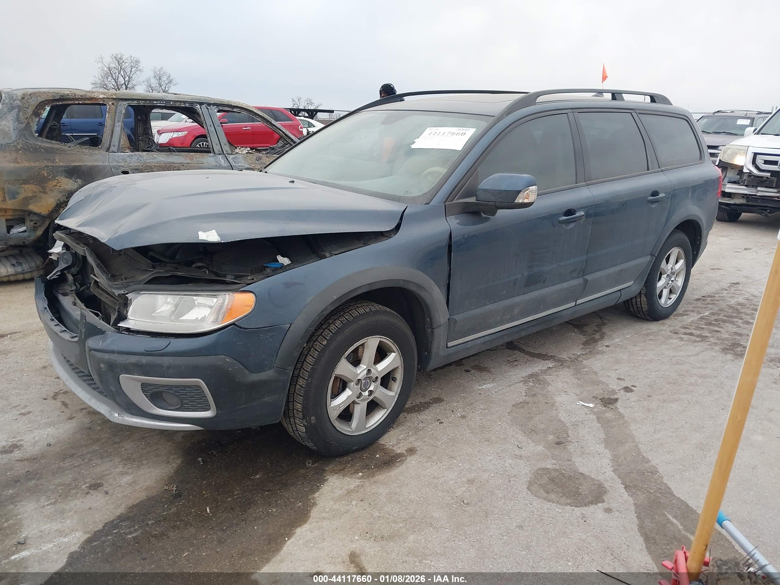 VOLVO XC70 image 2